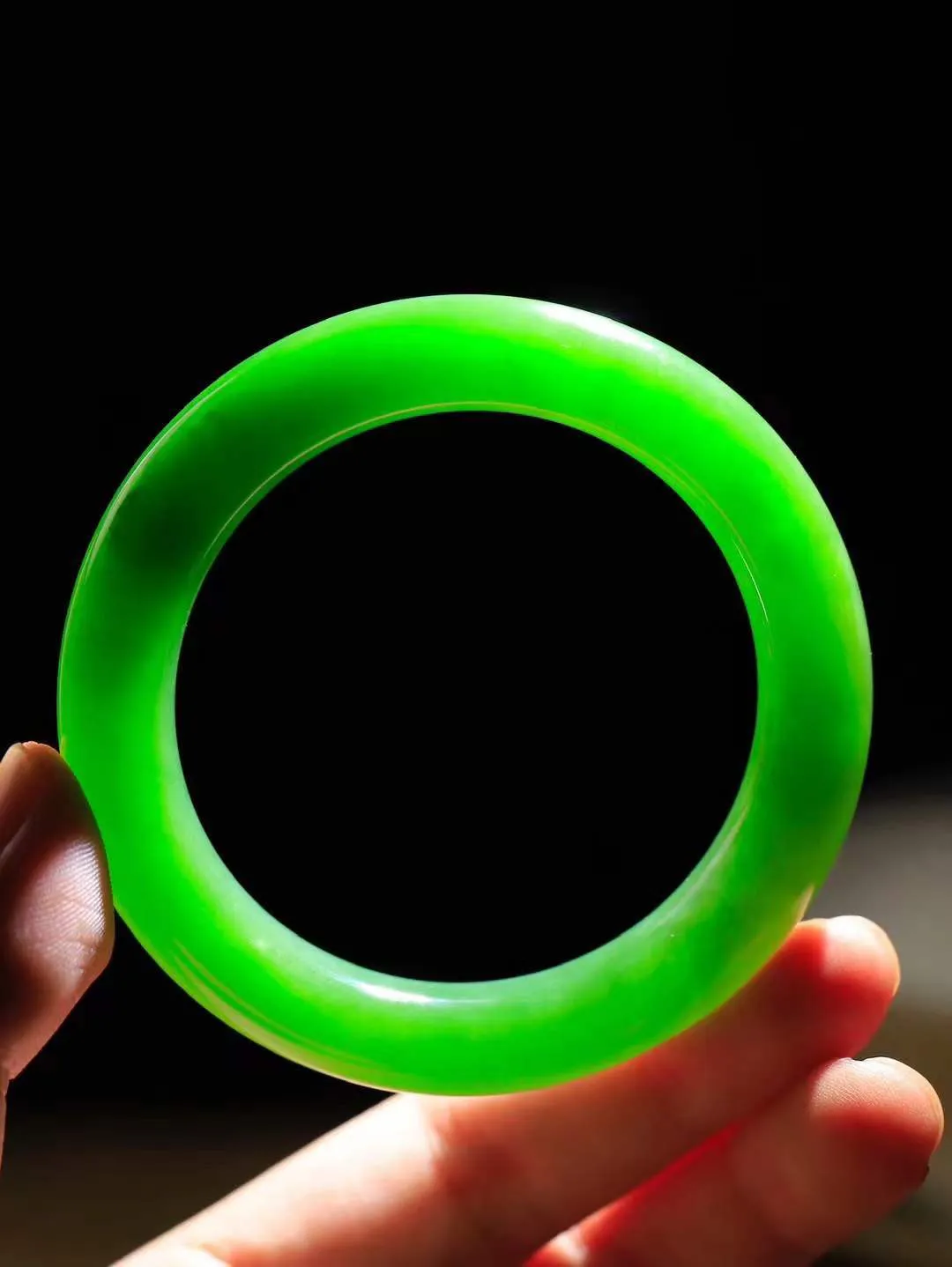 （温柔雅致.手镯）

收藏级臻品️和田玉碧玉手镯。镯型饱满，温润细腻，脂润沁香。️执一卷书，沏一盏茶，着一袭裙，戴一只镯。淡淡浅笺，素心若兰，静赏玉中诗画。悠悠岁月，芊手轻摘，盛满诗样芳华。重63.5克   尺寸55-11.7-10.8mm    FDA-32110200