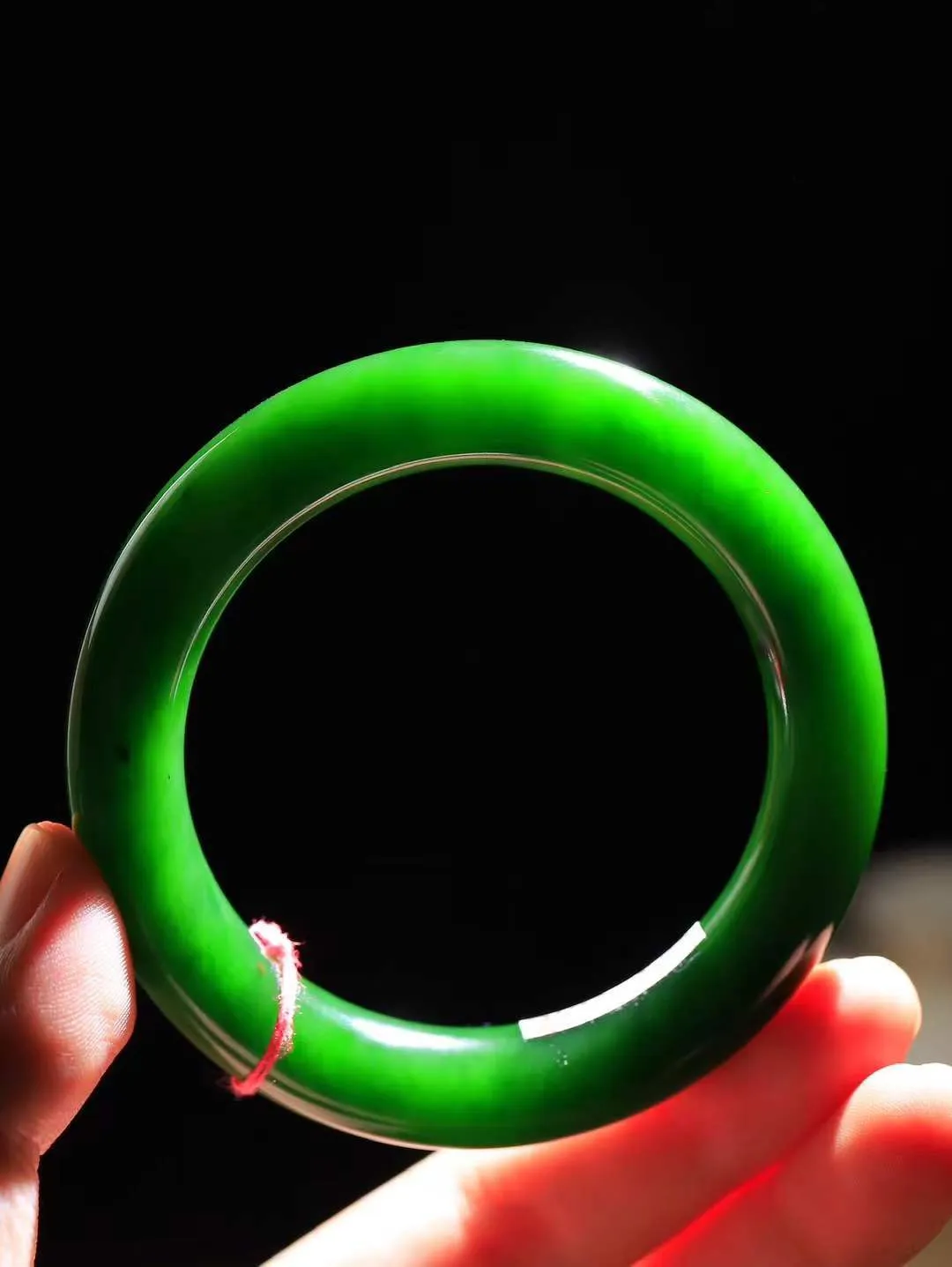 【玉佳人·手镯】

收藏级臻品️和田玉碧玉圆条手镯 ，玉质细腻油润，做工细致精美，端庄素雅，亭亭玉立，芊芊素手。芊芊素手，怎能忘镯？秀美圆条，更显婀娜。内径55.5mm 尺寸11.9-11.7mm重69克69114280A