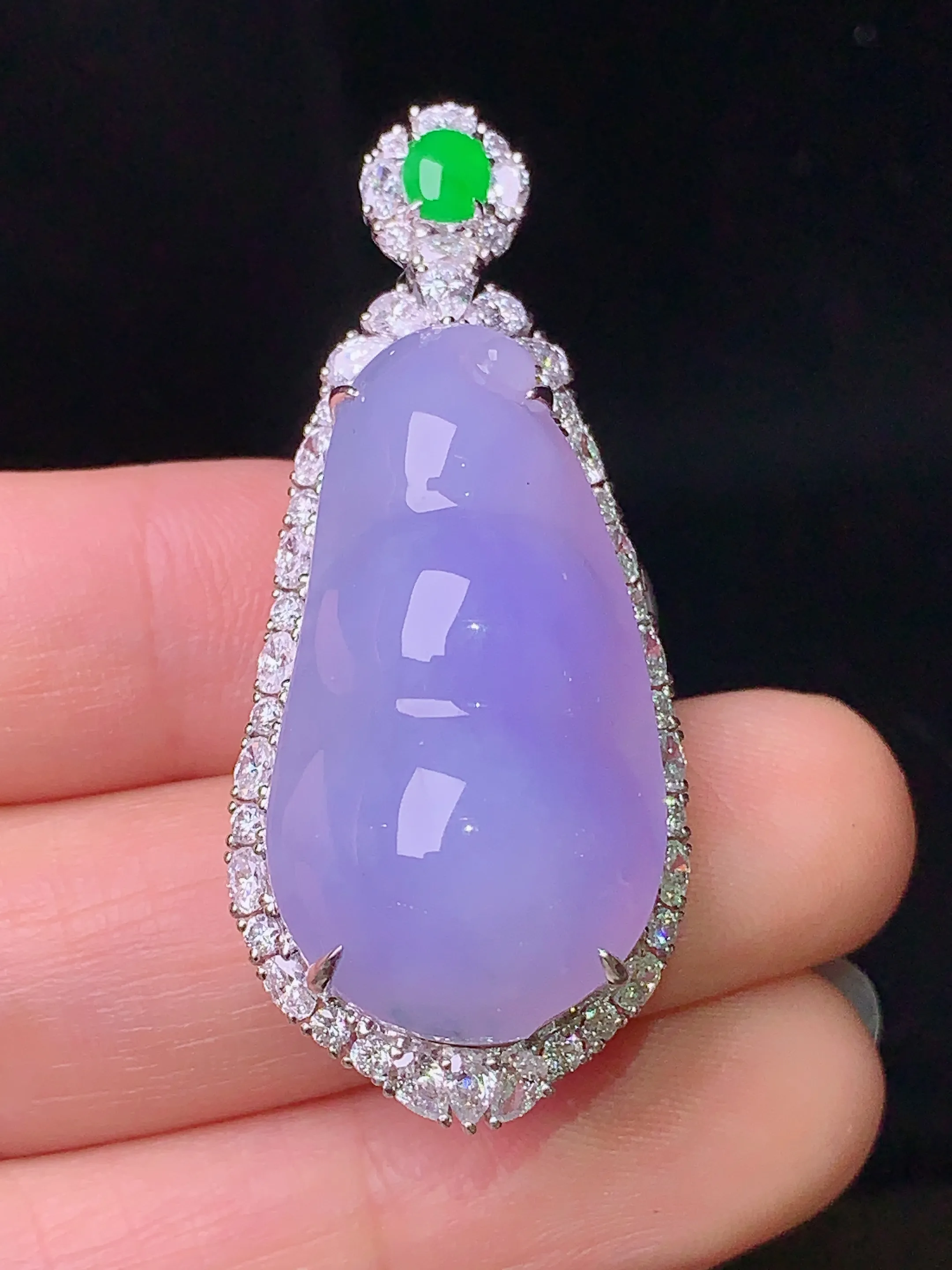 18k金钻镶嵌紫罗兰四季豆吊坠 玉质细腻 色泽清新艳丽 整体尺寸45.5*19.3*13.6