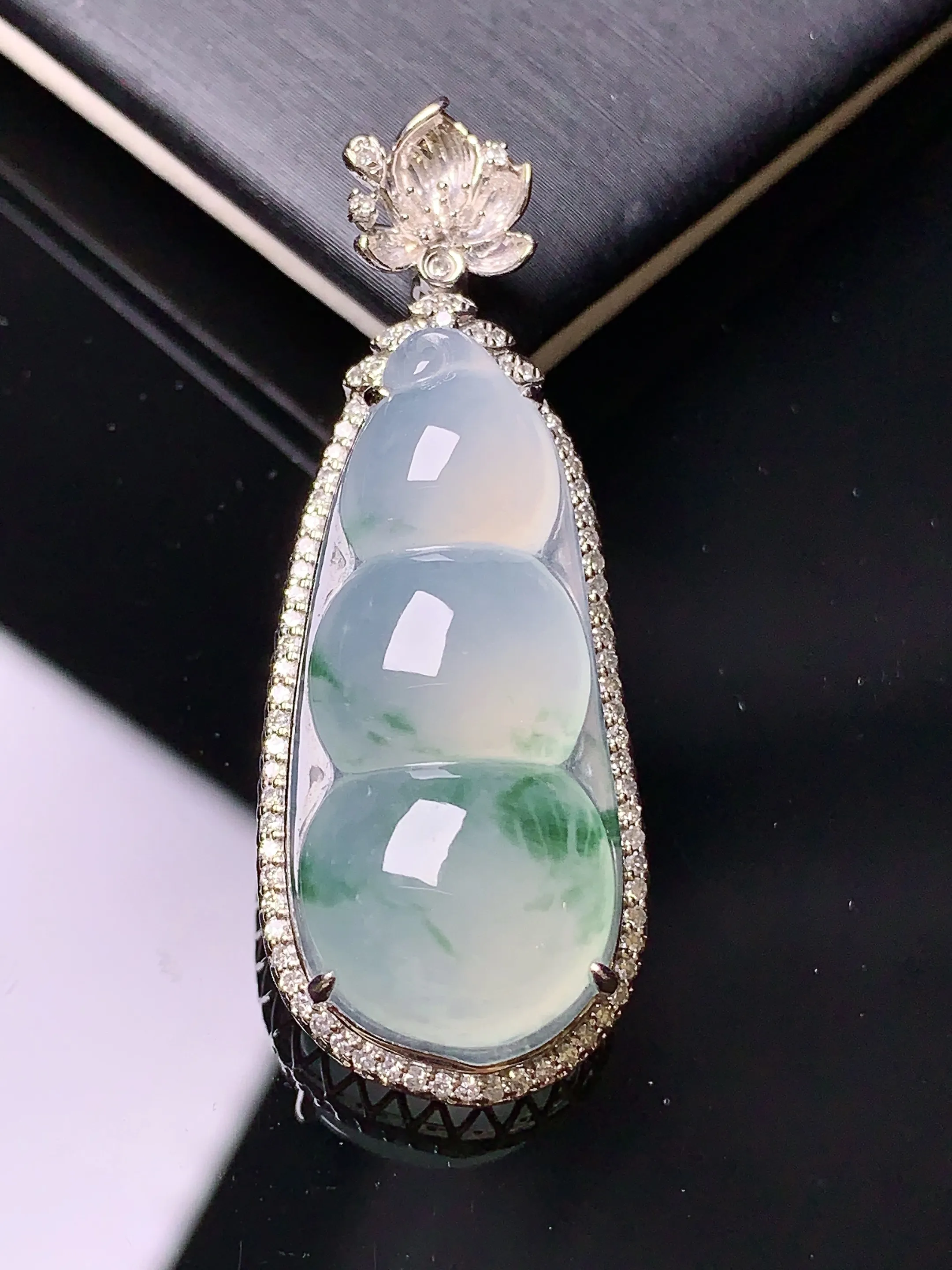 18k金钻镶嵌冰种飘绿四季豆吊坠 玉质细腻 色泽清新艳丽 整体尺寸42.2*16*10.6