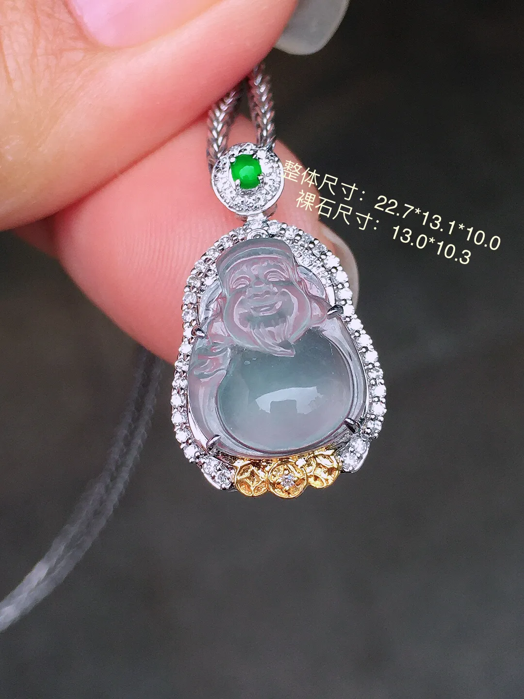 玻璃种【财神爷】吊坠，玉质细腻，荧光感超
强，饱满圆润，尽显优雅气质，18k
金豪华镶嵌