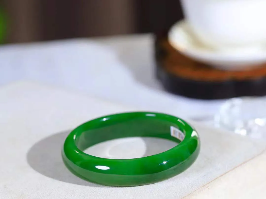 【碧色荡漾·手镯】

收藏级臻品和田玉碧玉手镯，玉质细腻温润，手感舒适，️线条流畅，简约大气，美自天成，佩戴于腕间，婉约之美，举手投足间透出那份低调奢华，醉人心扉。重51.8克  内径圈口55mm  尺寸13.7-7.3mm  FDA-66110233