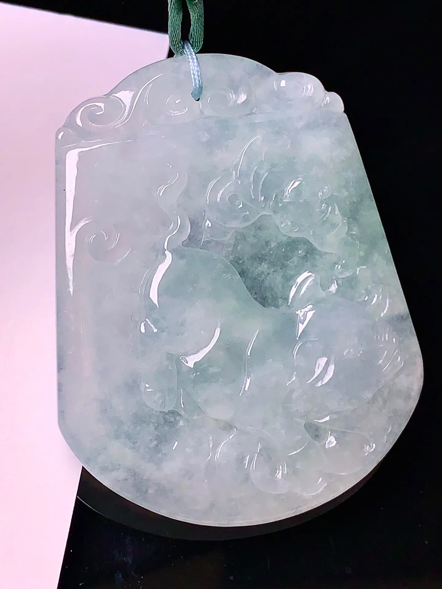 冰种飘绿生肖猪吊坠 玉质细腻 色泽清新艳丽 整体尺寸51.5*40.7*5.3