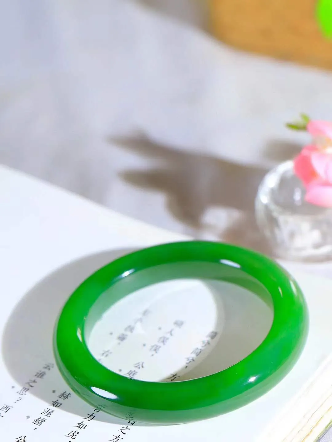 【碧色荡漾·手镯】

收藏传家级臻品和田玉碧玉猫眼手镯，玉质细腻温润，手感舒适，️线条流畅，简约大气，美自天成，佩戴于腕间，婉约之美，举手投足间透出那份低调奢华，醉人心扉。重68克  内径圈口55.5mm  尺寸12.4-10.6mm  FDA-66110233