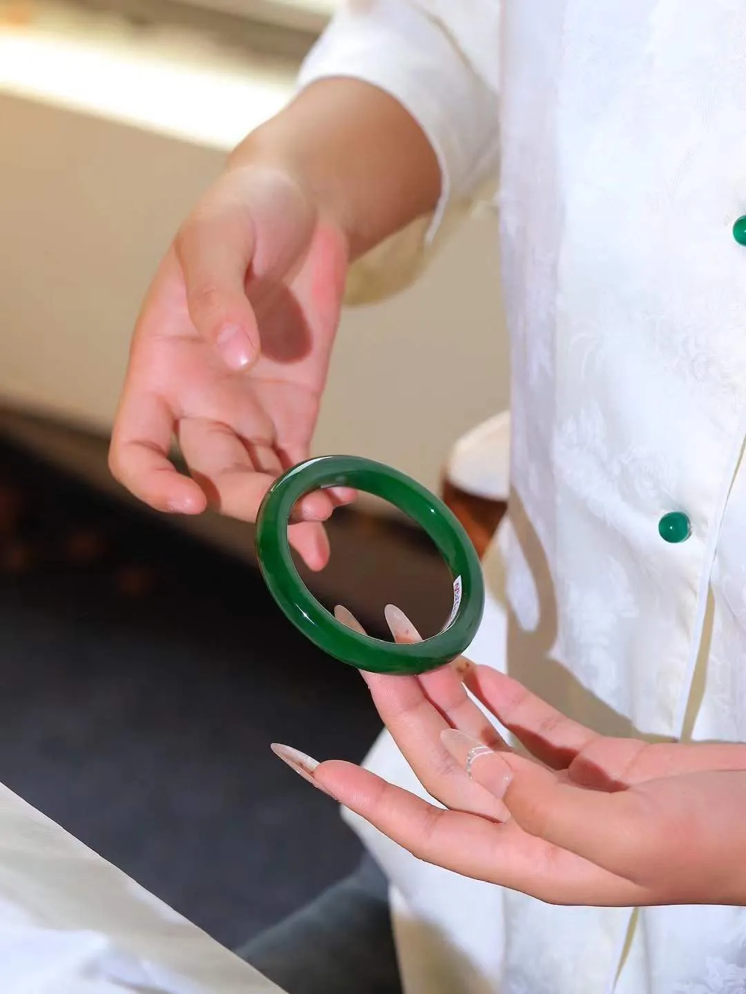 【温润如心.镯】

精品️和田玉碧玉手镯，精选上等碧玉料，色泽清透，质地细腻。佩戴它，感受千年玉文