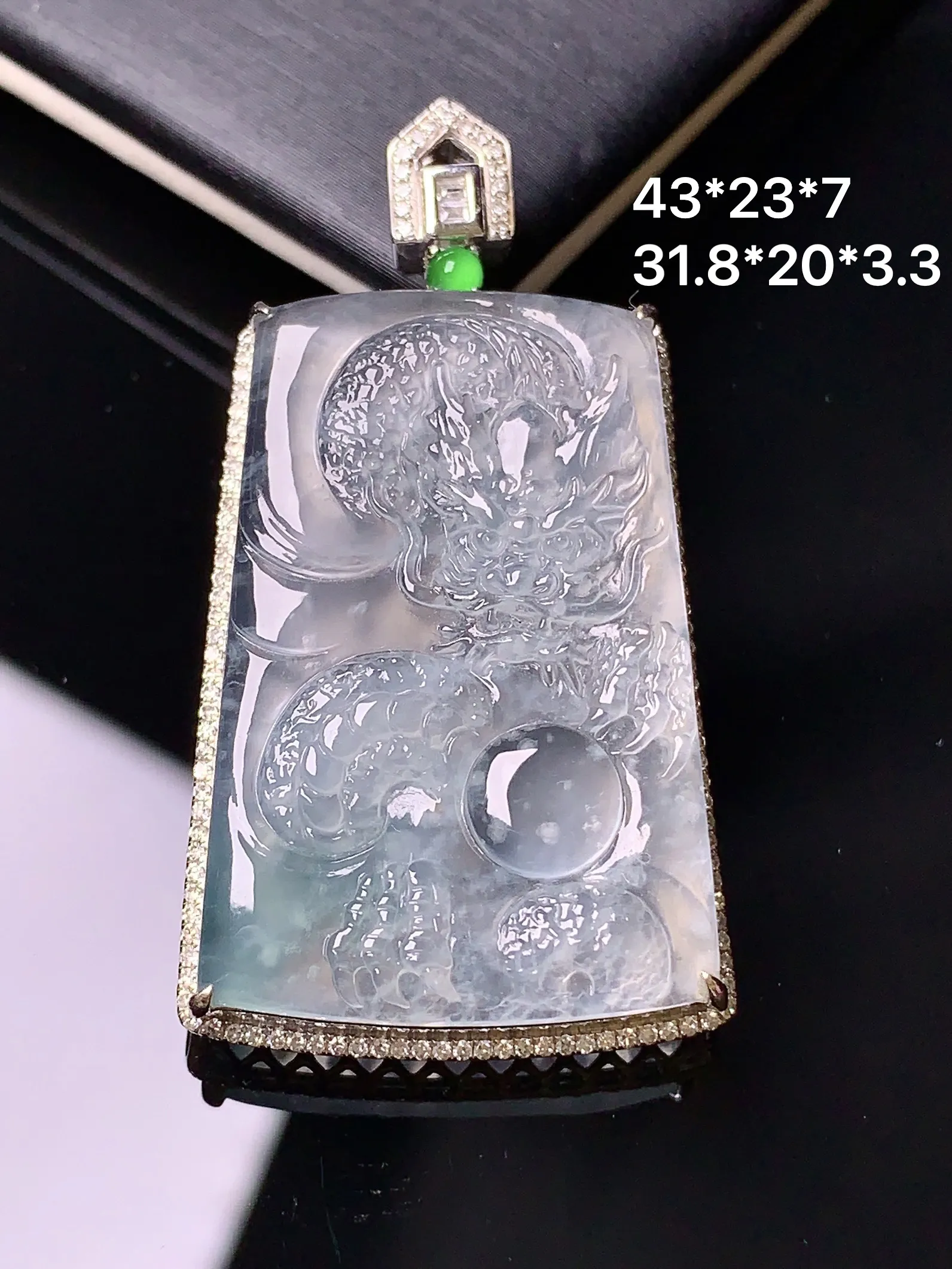 18k金钻镶嵌冰种龙牌吊坠 玉质细腻 色泽清新艳丽 整体尺寸43*23*7