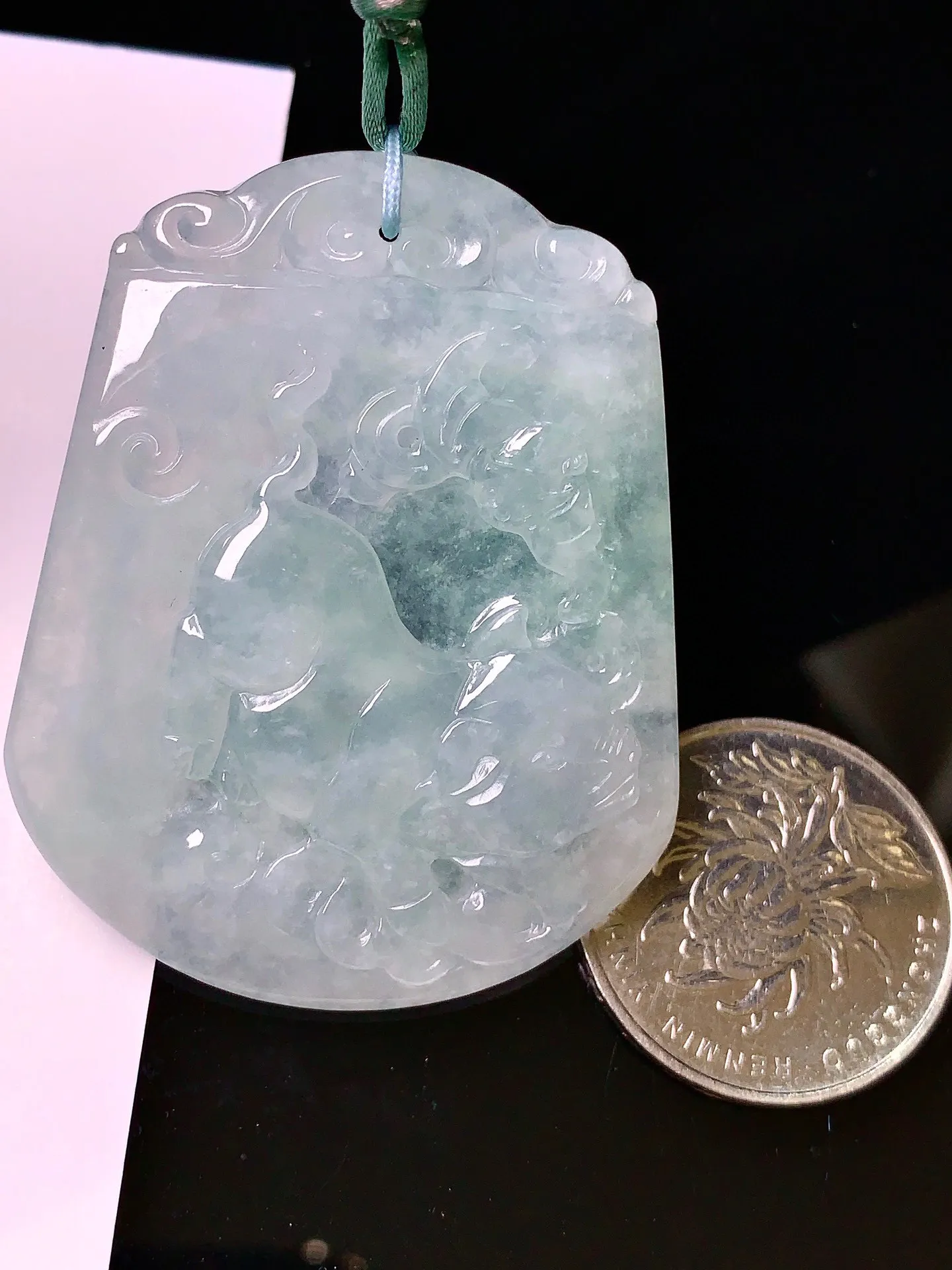 冰种飘绿生肖猪吊坠 玉质细腻 色泽清新艳丽 整体尺寸51.5*40.7*5.3