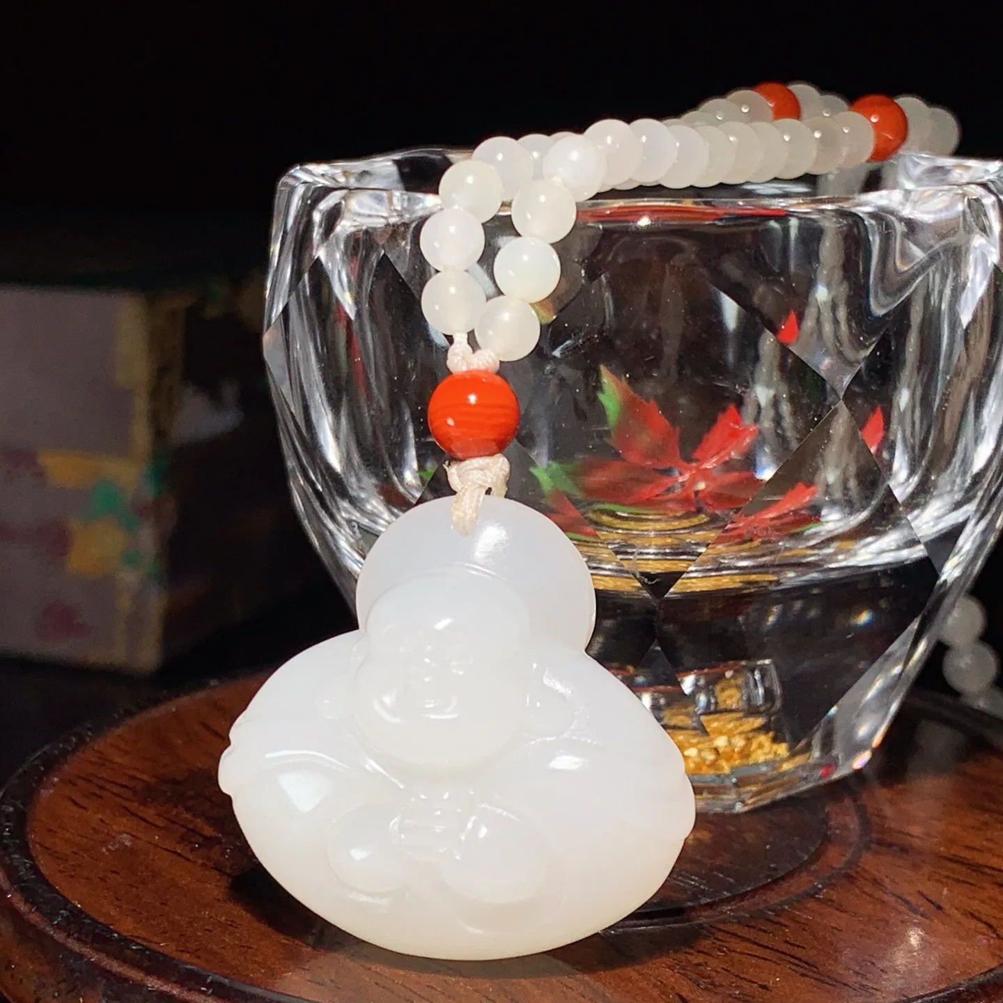 新疆和田玉羊脂白佛引福来挂件。尺寸30/32/16重42克。玉质细腻油润。手推出油。佩戴高端典雅。l