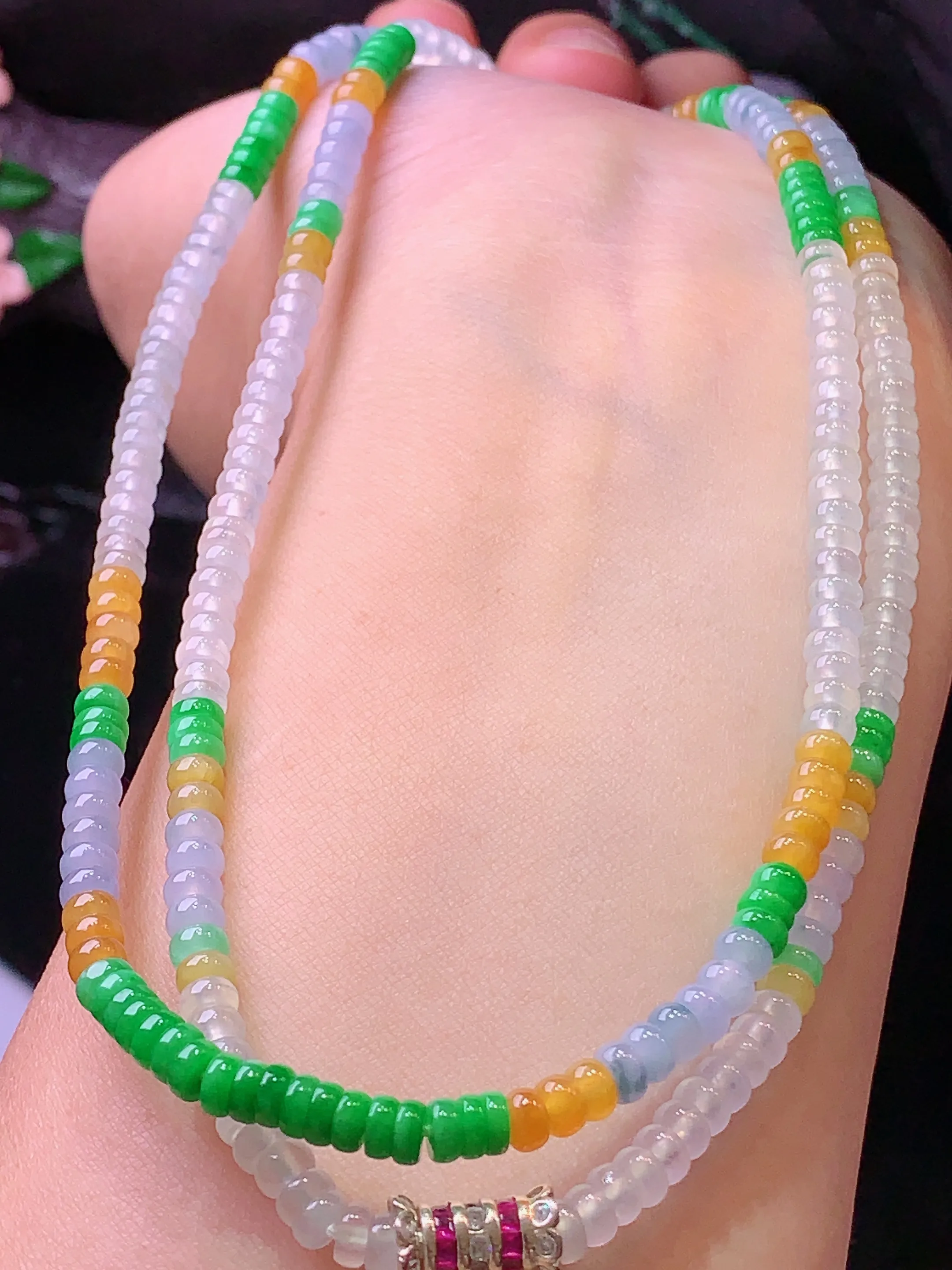 多彩算盘珠项链 玉质细腻 色泽清新艳丽 整体尺寸4*2.3