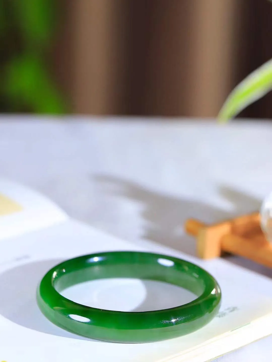 （一见倾心.手镯）

收藏级臻品️和田玉碧玉猫眼手镯，玉质温润细腻 油性十足 手感舒适，高华雅逸，线条流畅，简约大气，美自天成，素雅高贵。佩戴于腕间，婉约之美，举手投足间透出那低调奢华。重46克  尺寸56.5-12-7.8mm FDA79110226