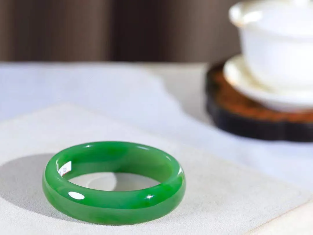 【腕间柔情.手镯】   

收藏级臻品️和田玉碧玉手镯 玉质温润细腻 油性十足 古朴秀雅 轻抚岁月