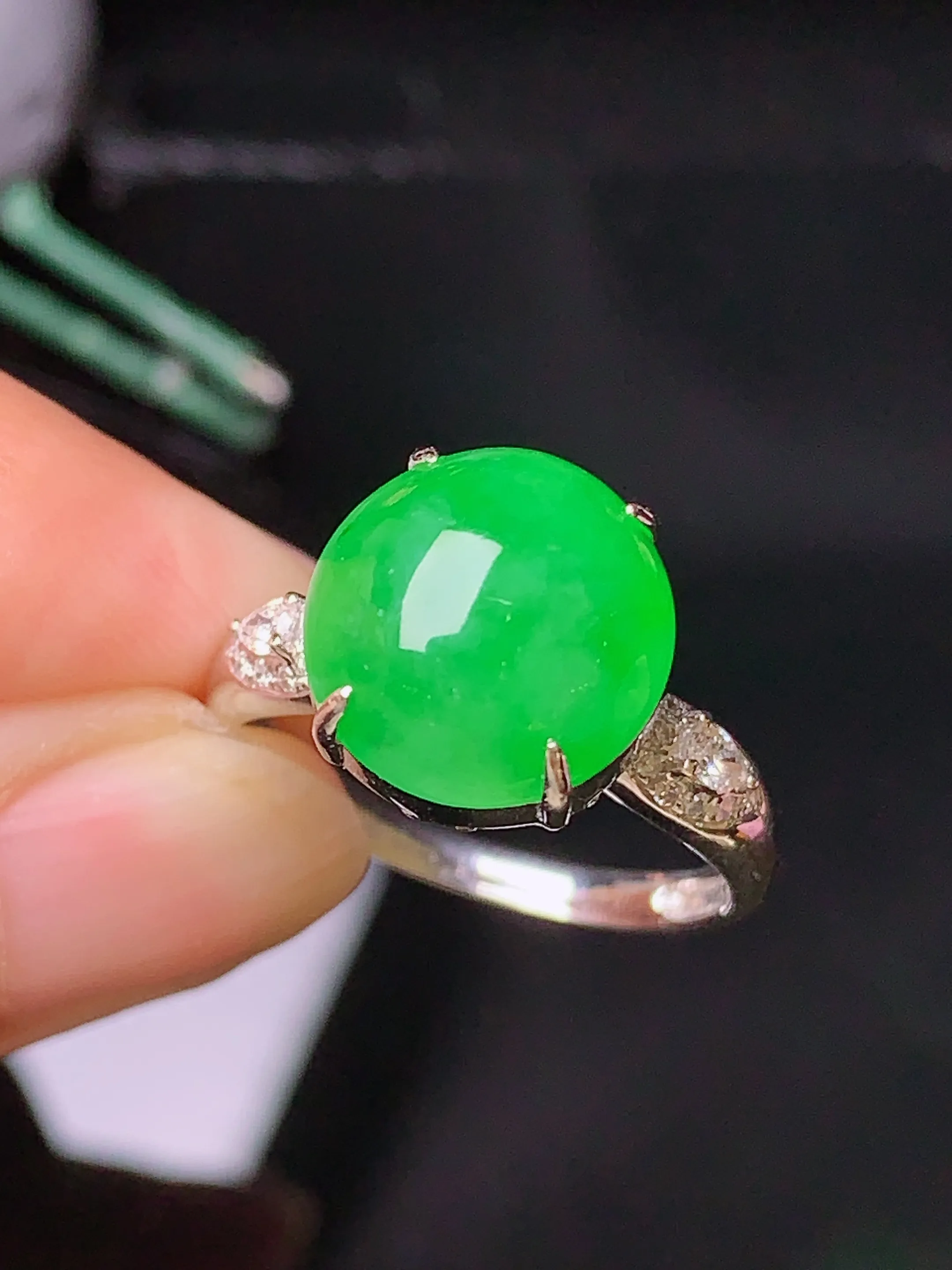 18k金钻镶嵌满绿蛋面戒指 玉质细腻 色泽清新艳丽 圈口14 整体尺寸11.3*11*6.5