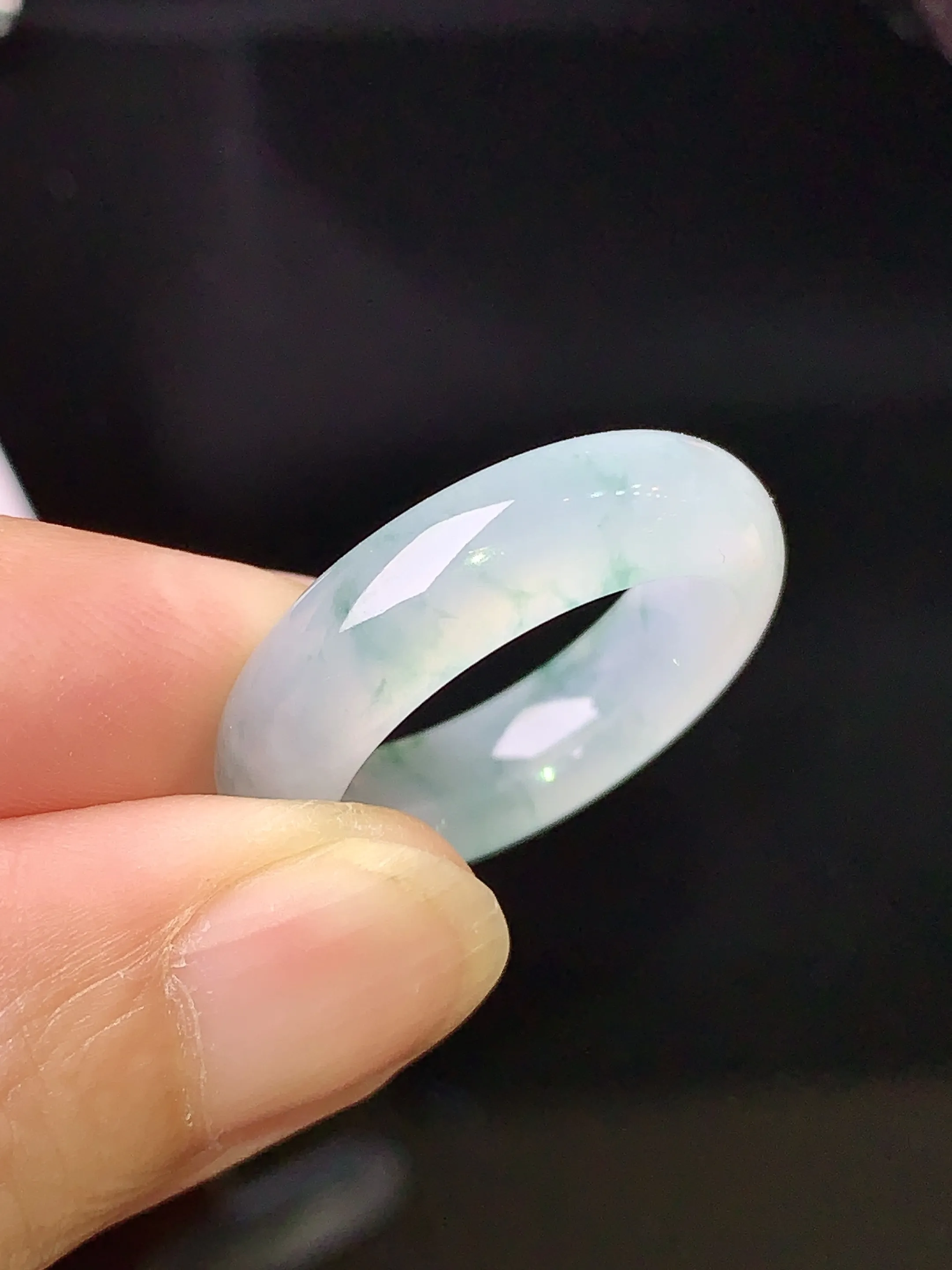 飘绿指环 玉质细腻 色泽清新艳丽 整体尺寸24.3*6*4 圈口12.5