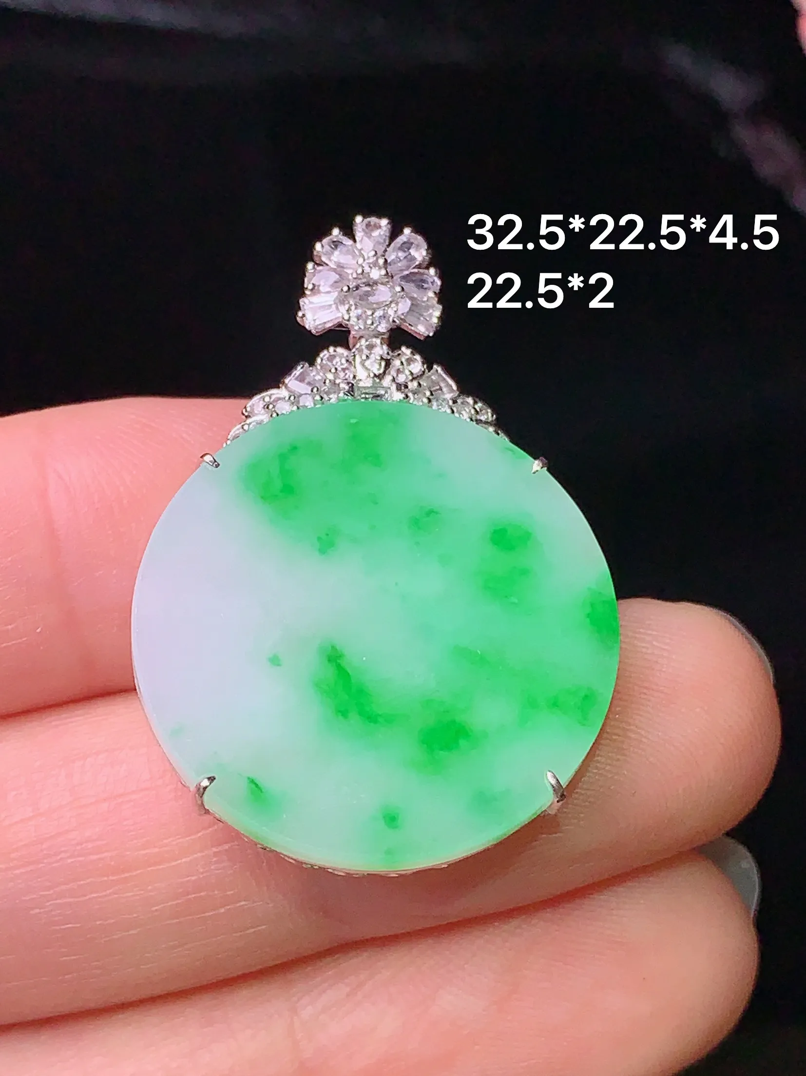 18k金钻镶嵌飘绿圆牌吊坠 玉质细腻 色泽清新艳丽 整体尺寸32.5*22.5*4.5