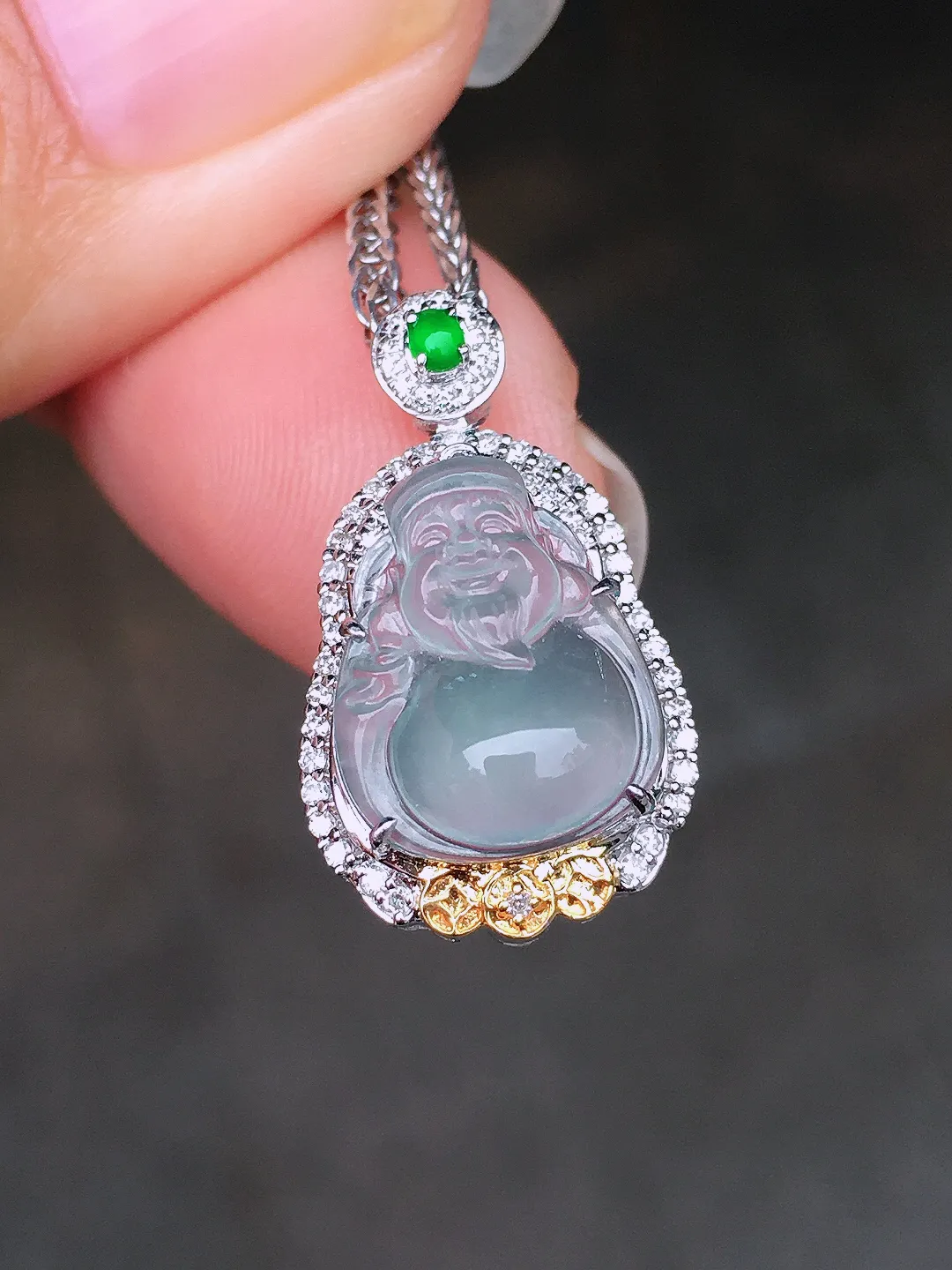 玻璃种【财神爷】吊坠，玉质细腻，荧光感超
强，饱满圆润，尽显优雅气质，18k
金豪华镶嵌