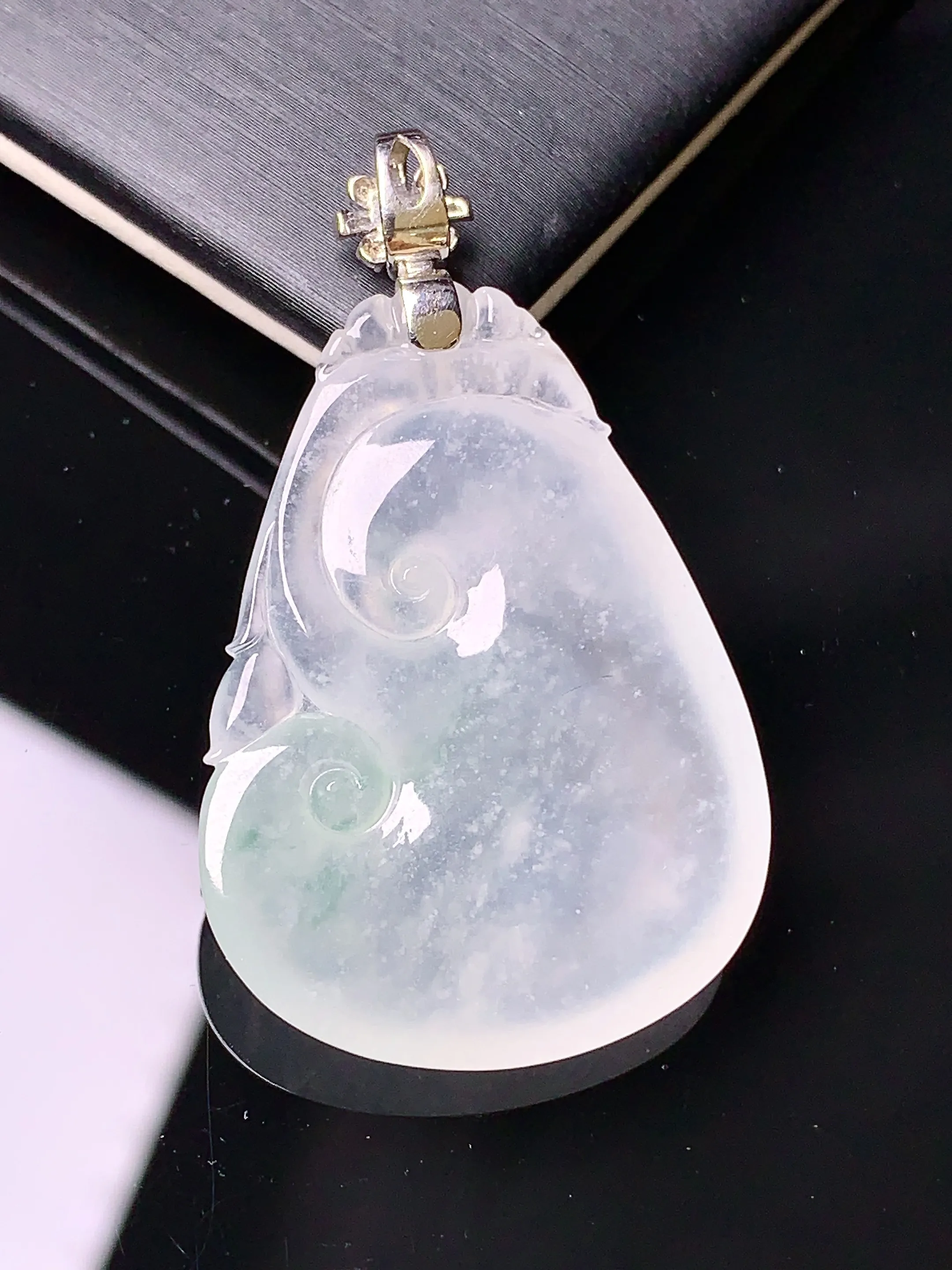 18k金钻镶嵌冰种飘绿如意吊坠 玉质细腻 色泽清新艳丽 整体尺寸42.5*25.2*5.5