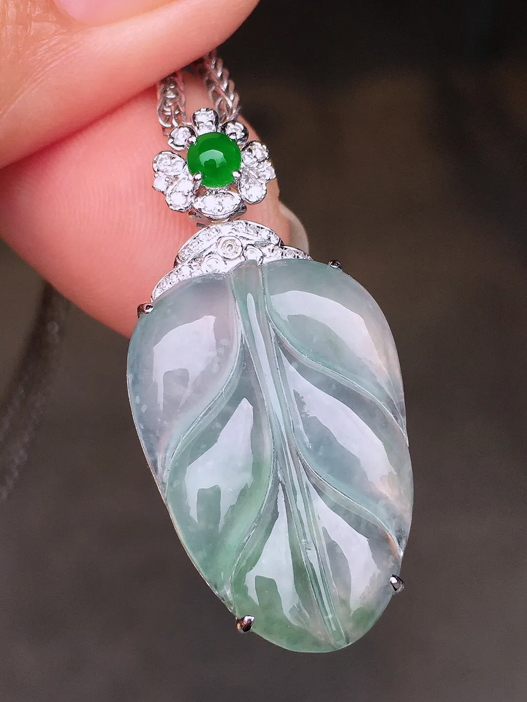 冰种玉叶吊坠，玉质细腻，荧光感超
强，饱满圆润，尽显优雅气质，18k
金豪华镶嵌