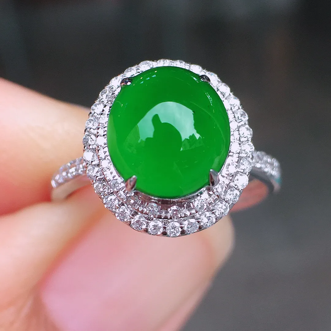 满绿蛋面戒指，色泽均匀浓郁，玉质细腻，荧光感超
强，饱满圆润，尽显优雅气质，18k
金豪华镶嵌
