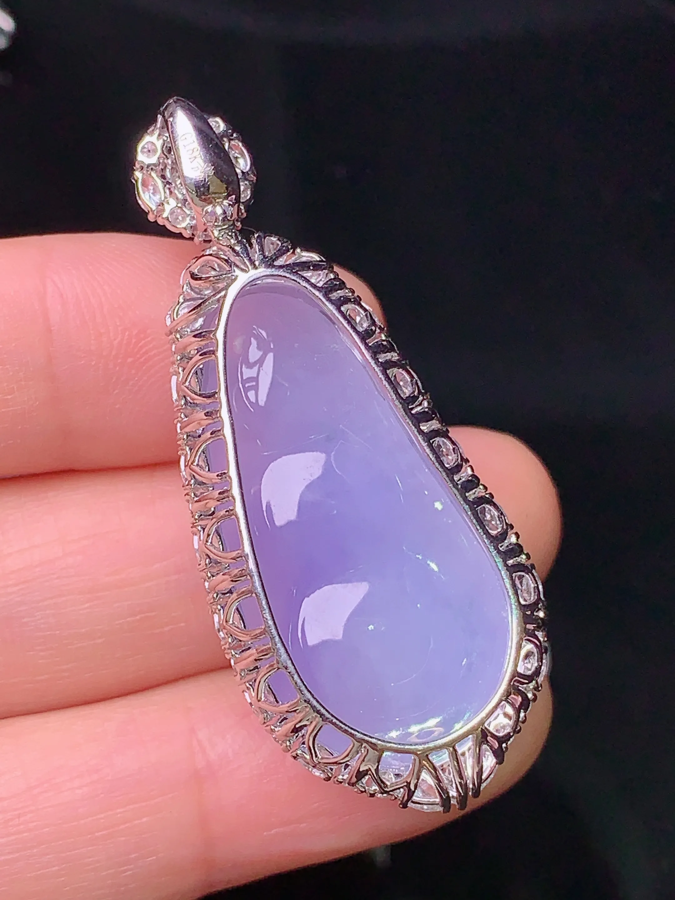 18k金钻镶嵌紫罗兰四季豆吊坠 玉质细腻 色泽清新艳丽 整体尺寸45.5*19.3*13.6