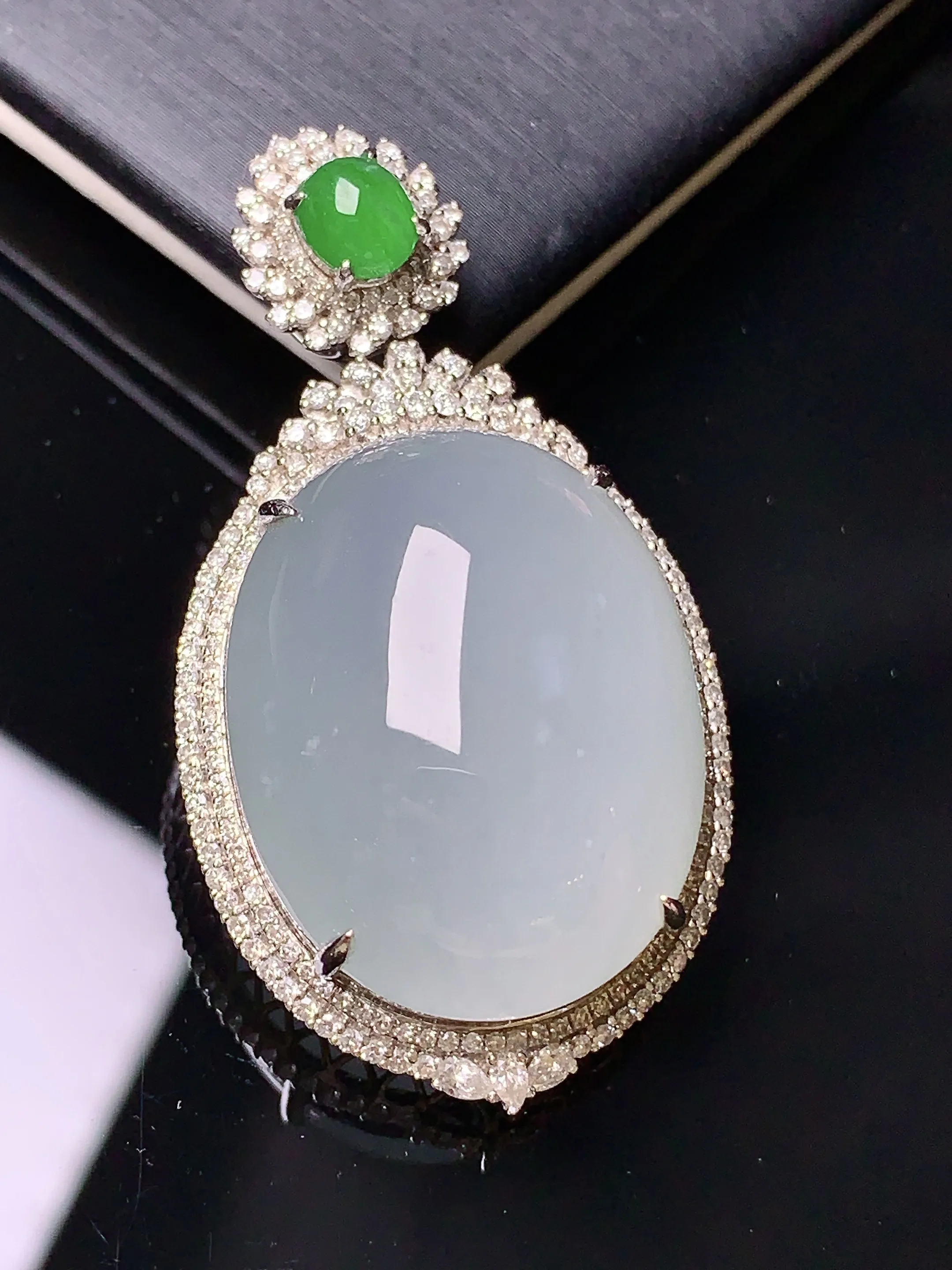 18k金钻镶嵌冰种蛋面吊坠 玉质细腻 色泽清新艳丽 整体尺寸45.2*24*15