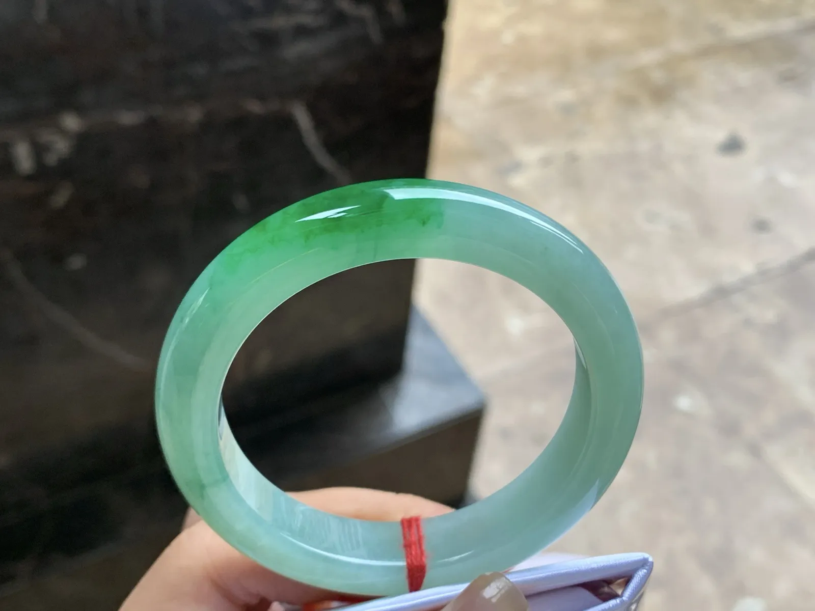 55.5-12.2-9.2

辣绿色手镯^_^颜色鲜艳 玉质温润