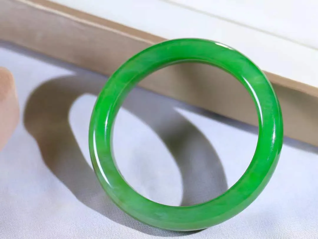 【腕间柔情.手镯】   

精品和田玉碧玉手镯 玉质温润细腻 油性十足 古朴秀雅 轻抚岁月的栏杆软香温玉，腕间玉镯轻轻晃动，令人情动心间，撷一缕月末的芬芳，把心思铺陈，时光静美，惟有你最温柔。重59.5克   尺寸58.5-12.3-9.2mm  46110251A