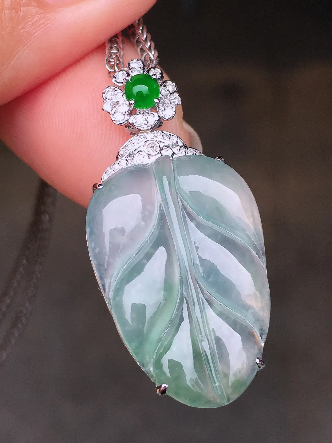 冰种玉叶吊坠，玉质细腻，荧光感超
强，饱满圆润，尽显优雅气质，18k
金豪华镶嵌