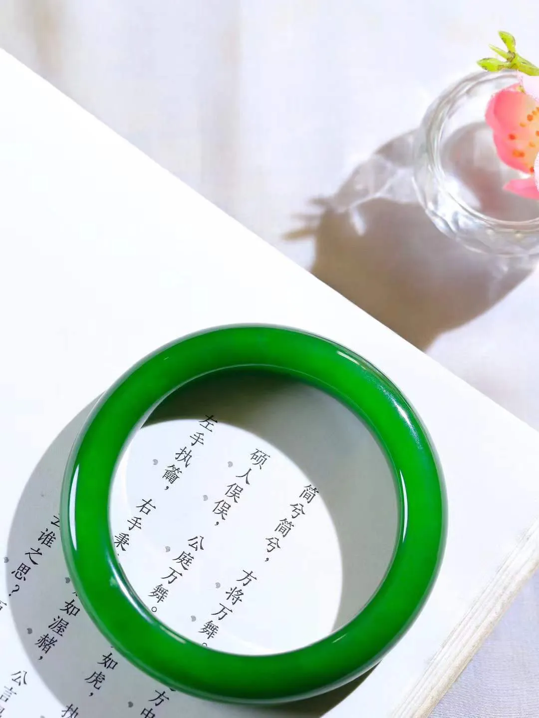 【柔情素语·手镯】

收藏传家级臻品️和田玉碧玉手镯，玉质细腻温润，手感舒适，️线条流畅，简约大气，美自天成，佩戴于腕间，婉约之美，举手投足间透出那份低调奢华，醉人心扉。重59.5克 内径圈口56mm  尺寸11.7-9.9mm   FDA-55110200