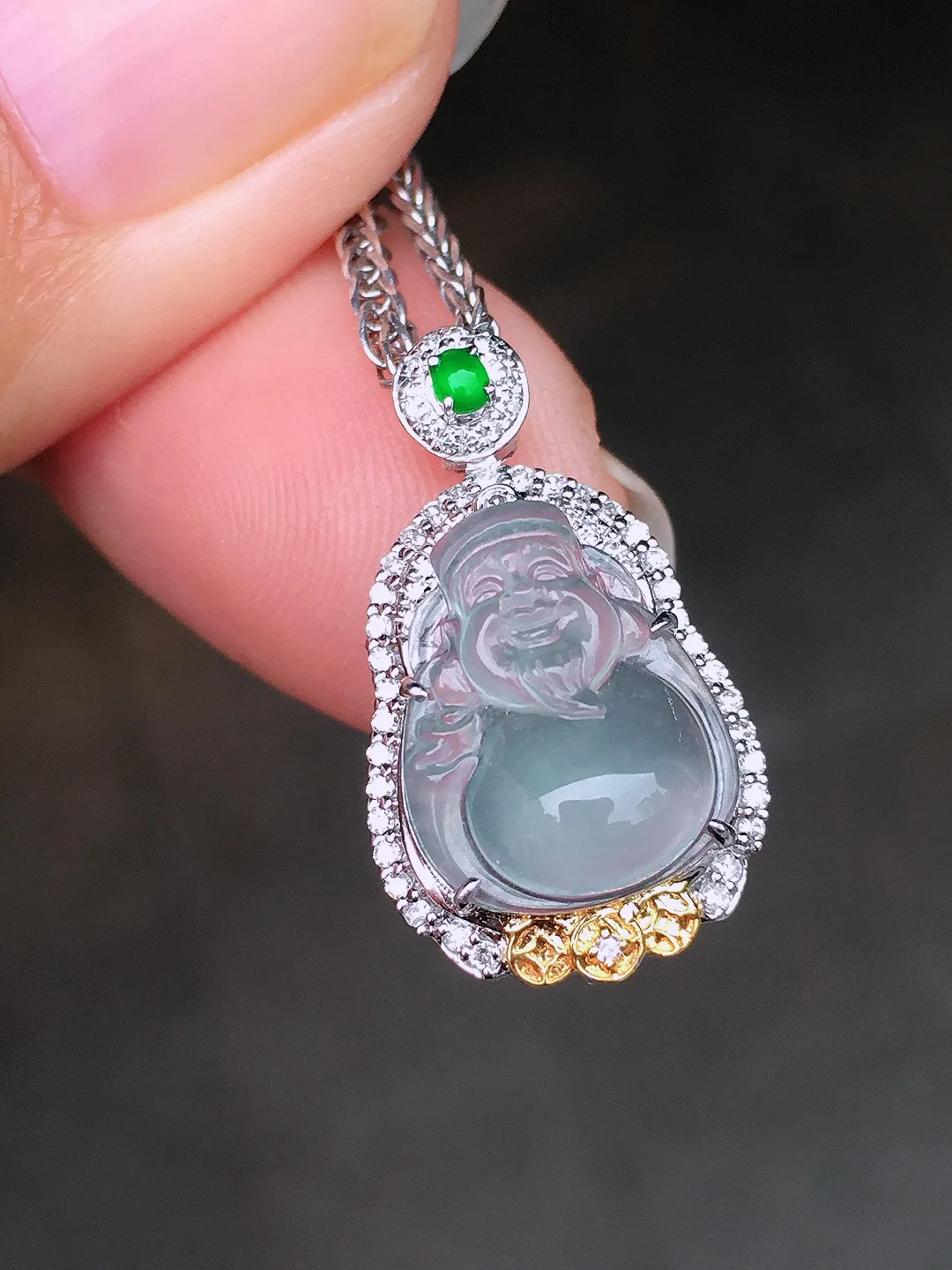 玻璃种【财神爷】吊坠，玉质细腻，荧光感超
强，饱满圆润，尽显优雅气质，18k
金豪华镶嵌