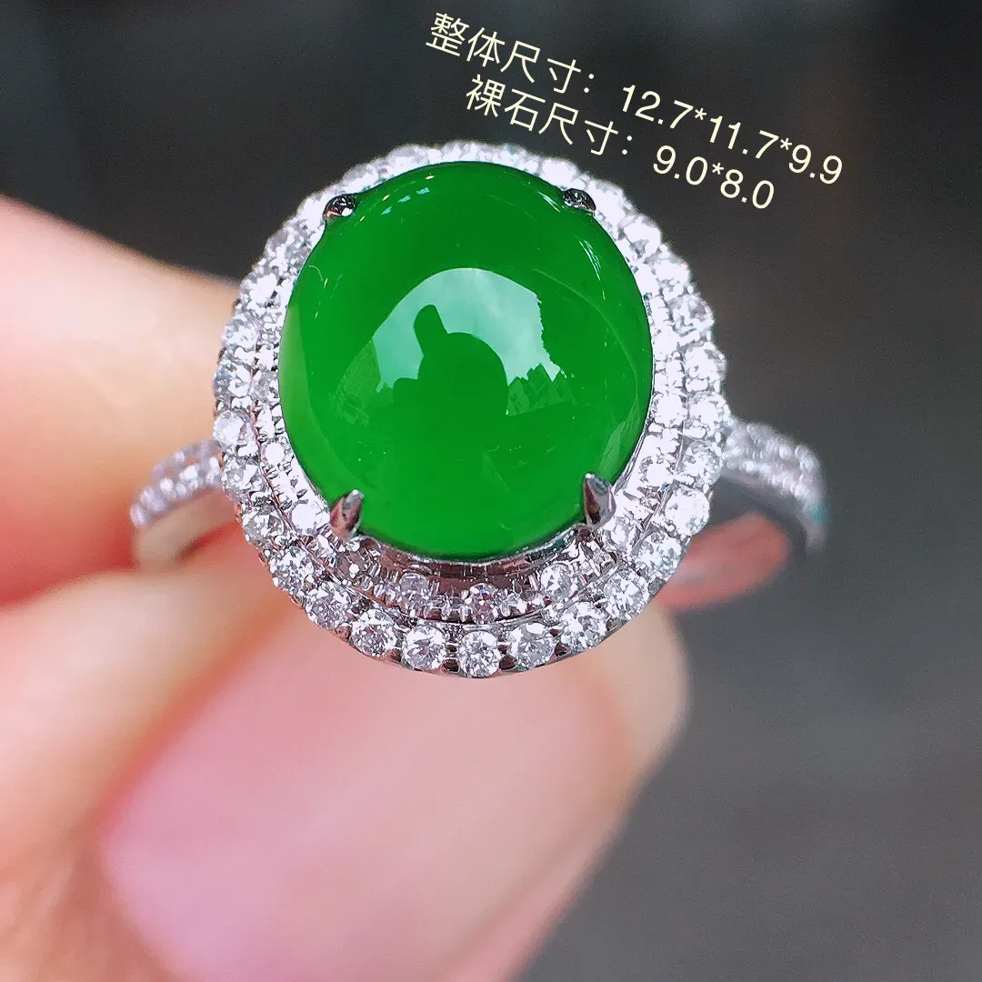 满绿蛋面戒指，色泽均匀浓郁，玉质细腻，荧光感超
强，饱满圆润，尽显优雅气质，18k
金豪华镶嵌