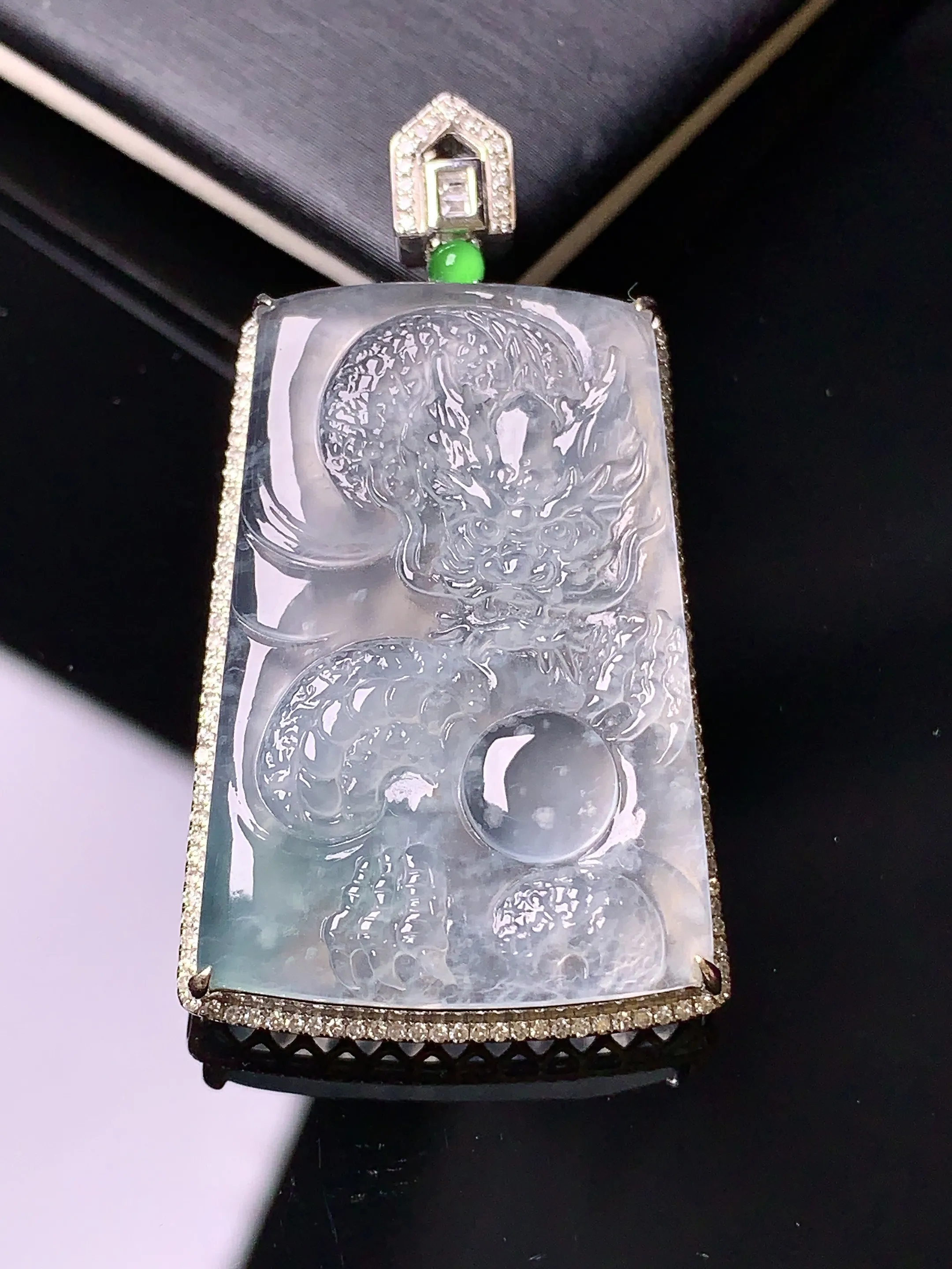 18k金钻镶嵌冰种龙牌吊坠 玉质细腻 色泽清新艳丽 整体尺寸43*23*7