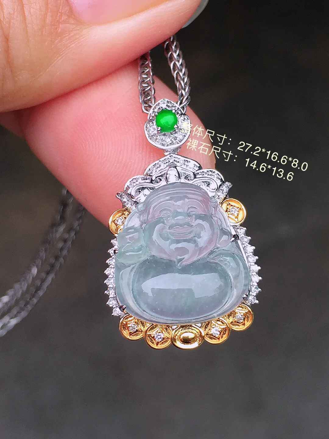 玻璃种【财神爷】吊坠，玉质细腻，荧光感超
强，饱满圆润，尽显优雅气质，18k
金豪华镶嵌