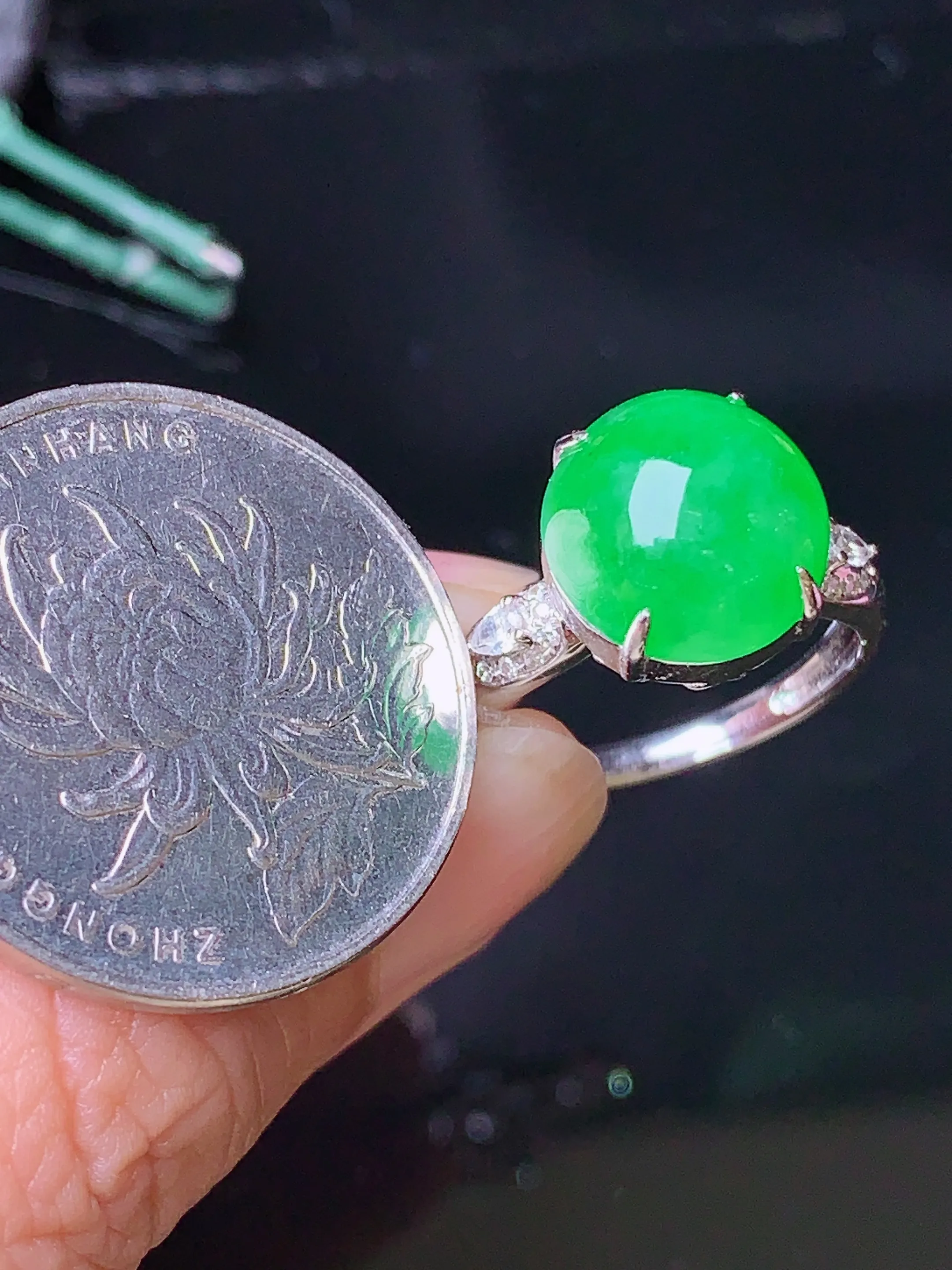 18k金钻镶嵌满绿蛋面戒指 玉质细腻 色泽清新艳丽 圈口14 整体尺寸11.3*11*6.5