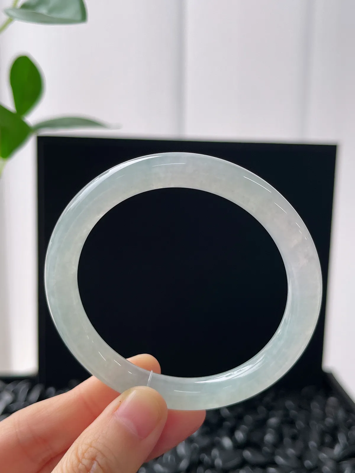 圆镯55圈口，翡翠冰糯种淡绿色手镯