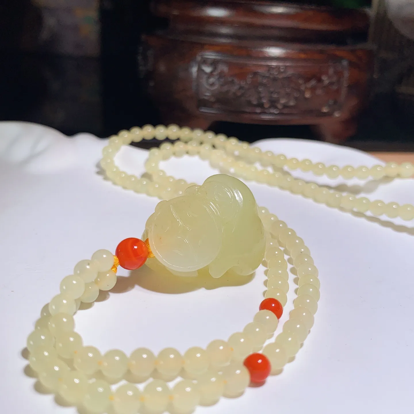 新疆和田玉若羌黄口料呱呱来财挂件。尺寸25/21/15重27.5克。玉质细腻油润。手推出油。佩戴高端典雅。lt251031