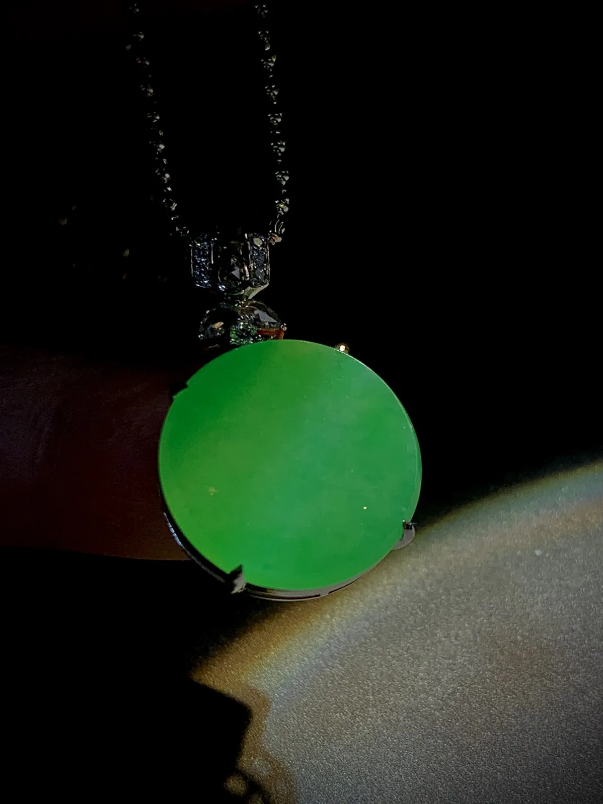 绿平安扣无事牌，裸石18.5-2.2mm，
整体29-18.5-5.5mm，
18K金，南非钻，不配