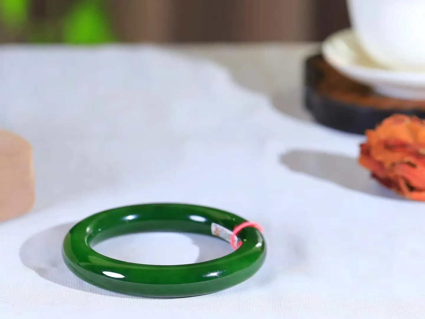 【玉佳人·手镯】

收藏级臻品️和田玉碧玉圆条手镯 ，玉质细腻油润，做工细致精美，端庄素雅，亭亭玉立，芊芊素手。芊芊素手，怎能忘镯？秀美圆条，更显婀娜。内径55.5mm 尺寸11.9-11.7mm重69克69114280A