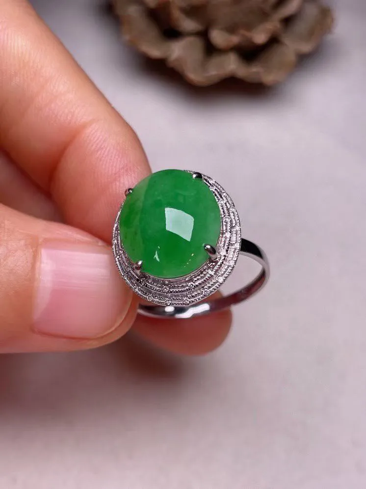 冰种阳绿蛋面戒指 、真金真钻镶嵌，种水好，玉质细腻 .裸石尺寸 13.7*11.5
