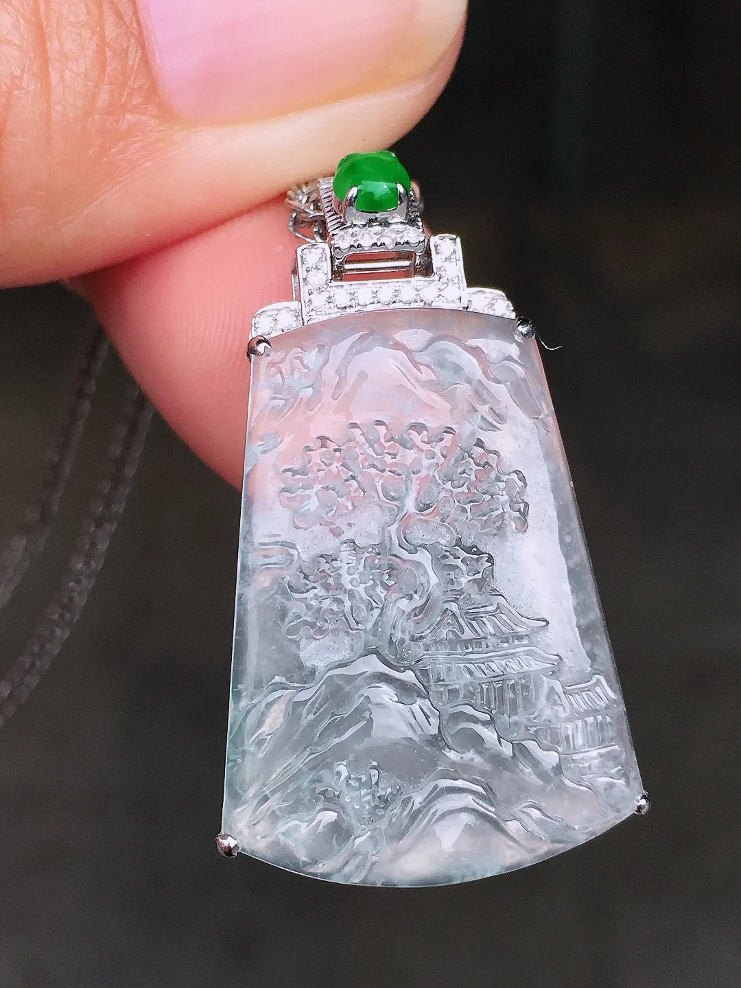 冰种山水牌吊坠，玉质细腻，荧光感超
强，饱满圆润，尽显优雅气质，18k
金豪华镶嵌