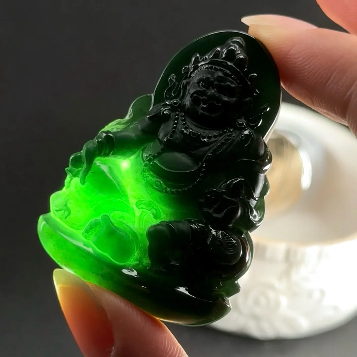 精品墨翠黄财神 种好色正 黑度极好 打灯通透 油性十足 尺寸48.2