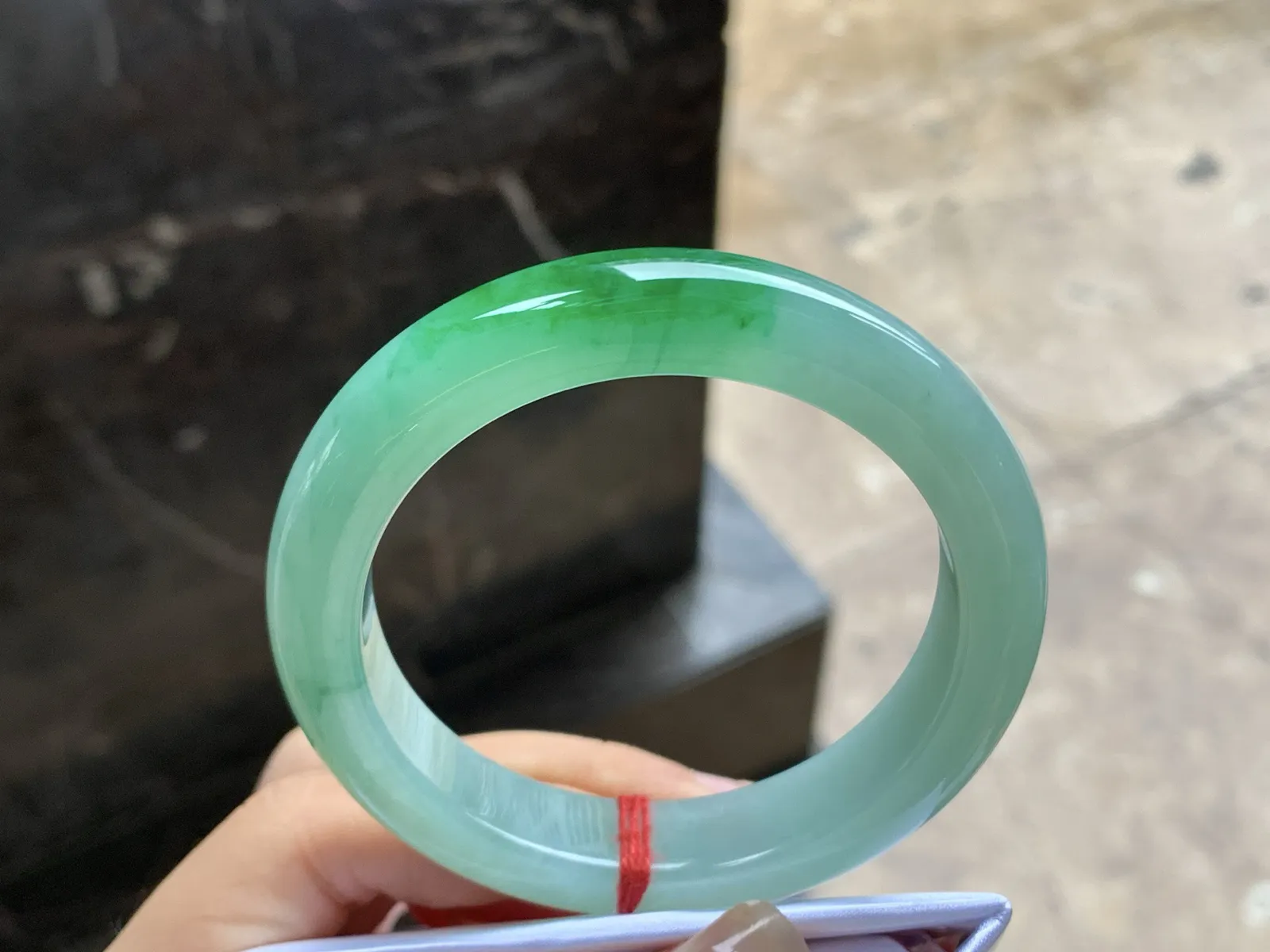 55.5-12.2-9.2

辣绿色手镯^_^颜色鲜艳 玉质温润