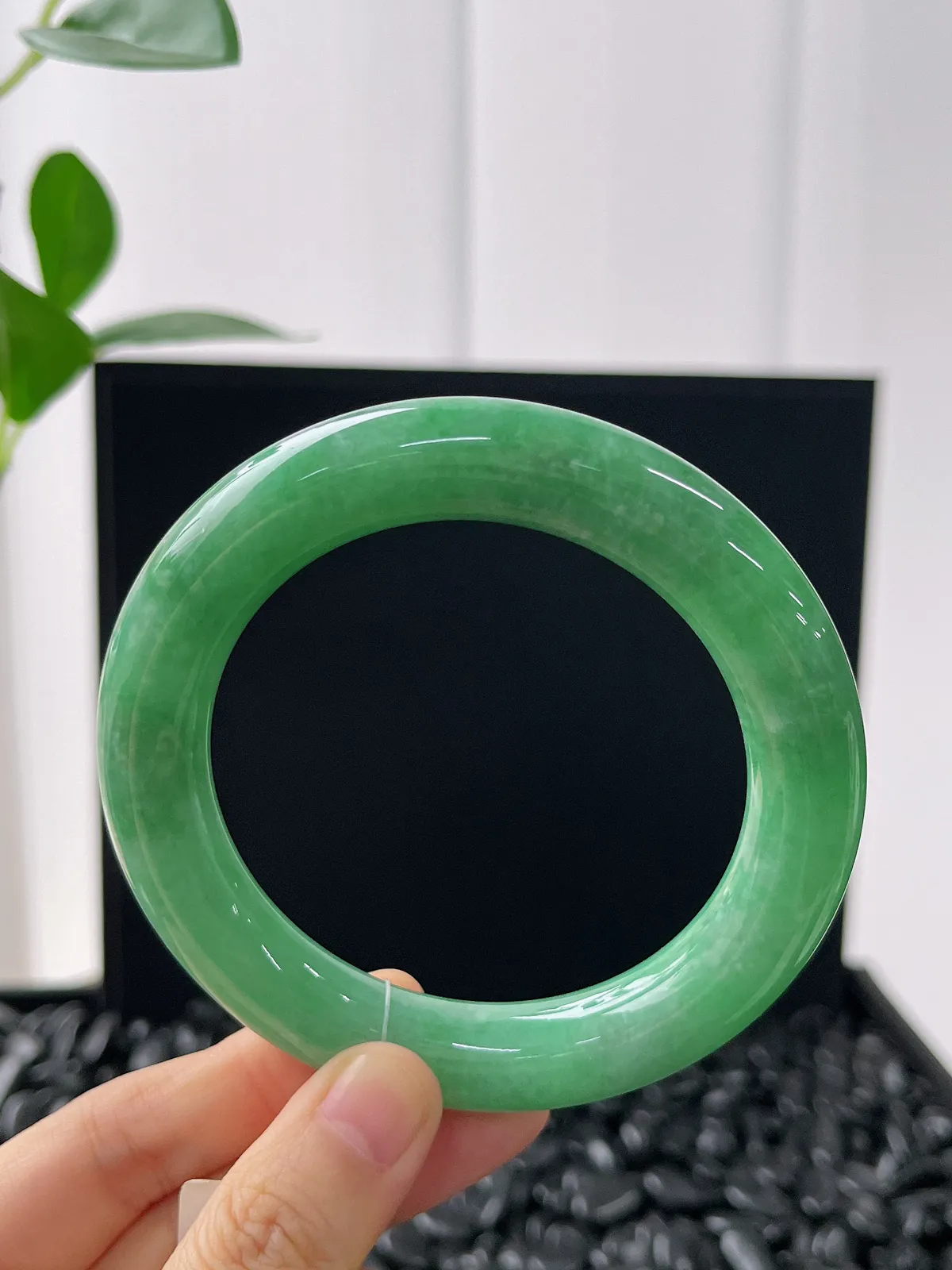 圆镯60圈口，翡翠糯化种绿色手镯