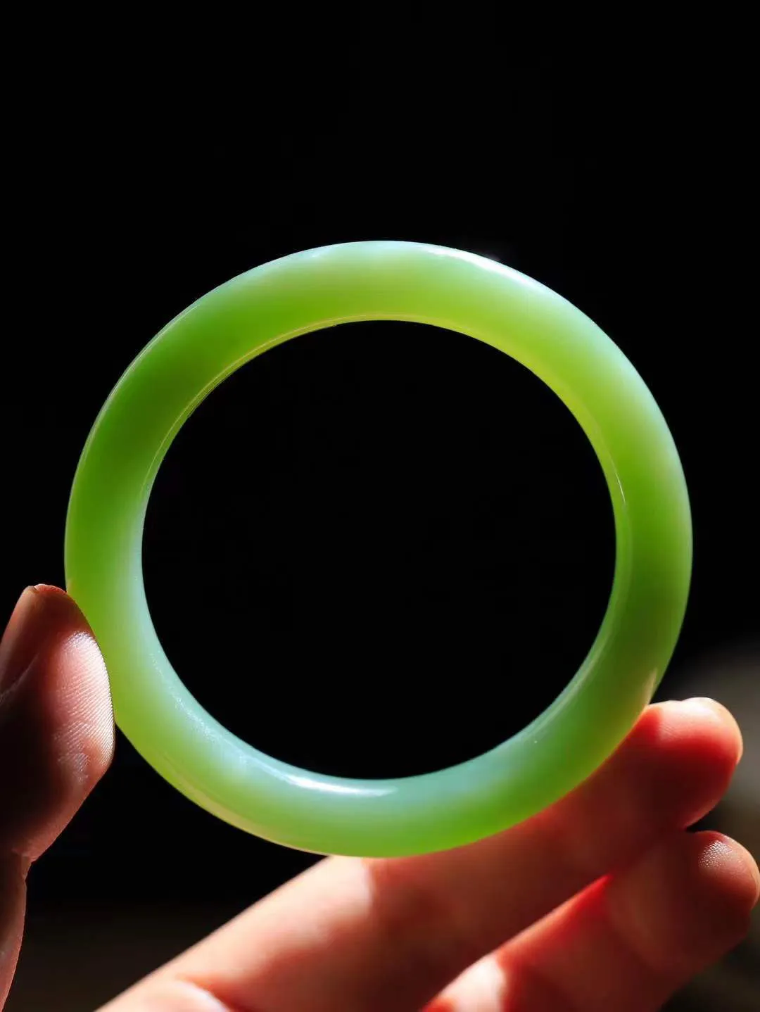 【碧波流转·手镯】

精品️和田玉碧玉手镯，玉质细腻温润，手感舒适，️线条流畅，简约大气，美自天成，佩戴于腕间，婉约之美，举手投足间透出那份低调奢华，醉人心扉。
重39.3克 内径圈口54mm尺寸9.2-8.6mm  FDA-13110208