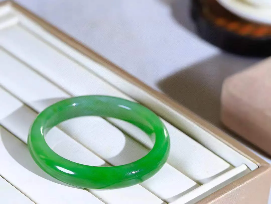 【腕间柔情.手镯】   

精品和田玉碧玉手镯 玉质温润细腻 油性十足 古朴秀雅 轻抚岁月的栏杆软香温玉，腕间玉镯轻轻晃动，令人情动心间，撷一缕月末的芬芳，把心思铺陈，时光静美，惟有你最温柔。重59.5克   尺寸58.5-12.3-9.2mm  46110251A