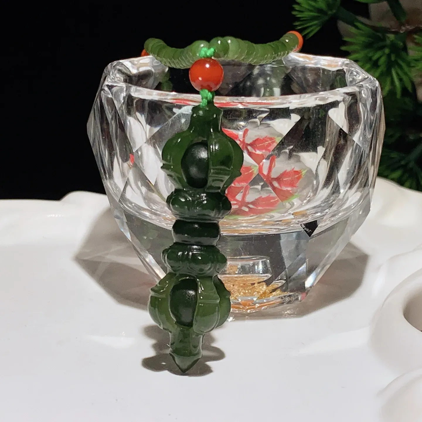 和田玉菠菜绿猫眼俄罗斯碧玉降魔杵挂件。尺寸49/16重25克。玉质细腻油润。手推出油。佩戴高端典雅。lt251031