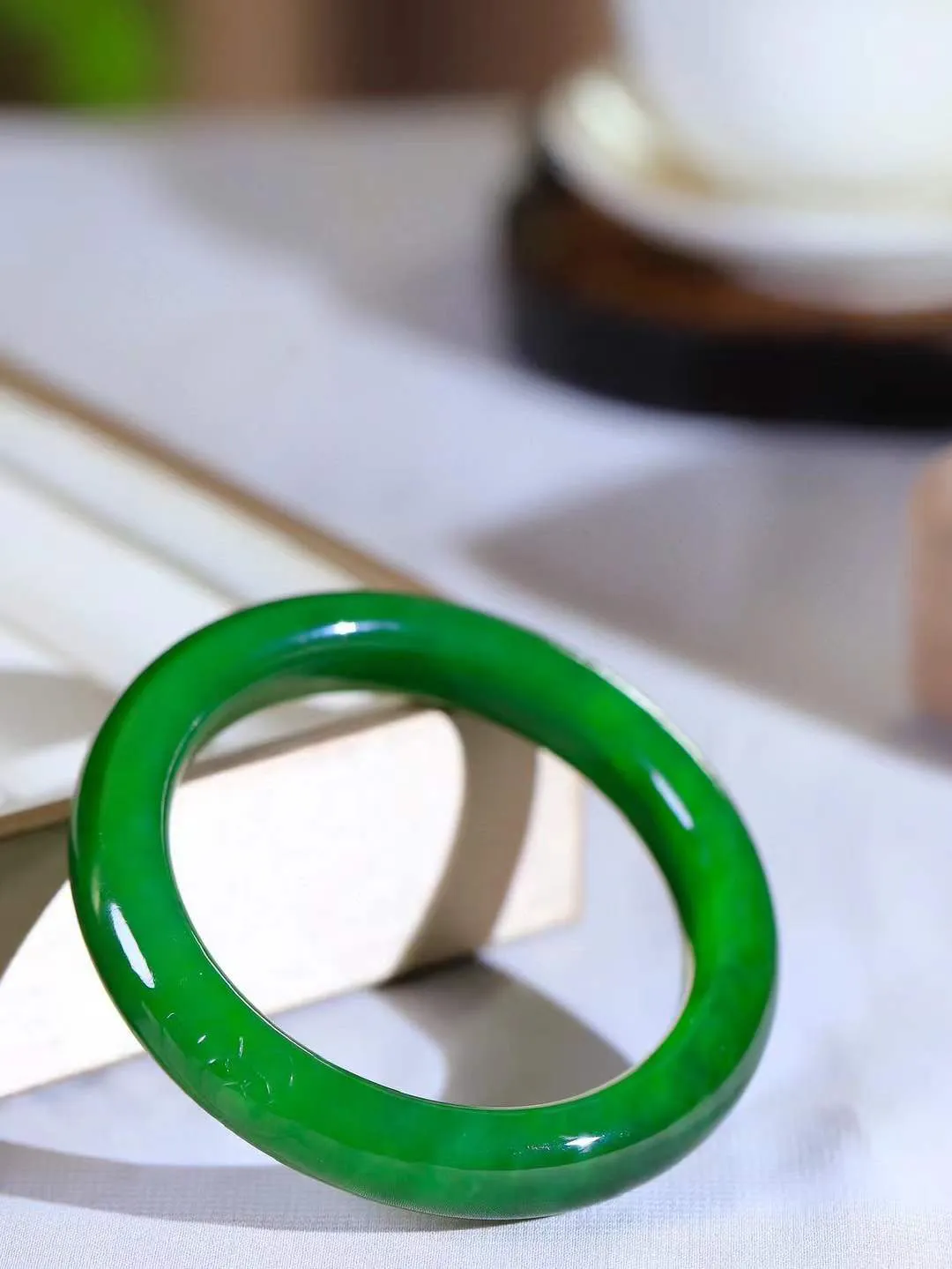 【荷韵.手镯】

精品️和田玉碧玉手镯 玉质温润细腻 手感舒适，高华雅逸，线条流畅 素雅高贵。佩戴于腕间，婉约之美，举手投足间透出那份低调奢华。重58.5克 尺寸55.5-12-10mm FDA-69110279