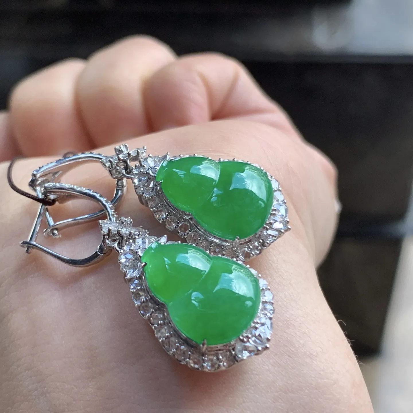 金钻镶嵌辣绿色葫芦耳环^_^鲜艳 起光