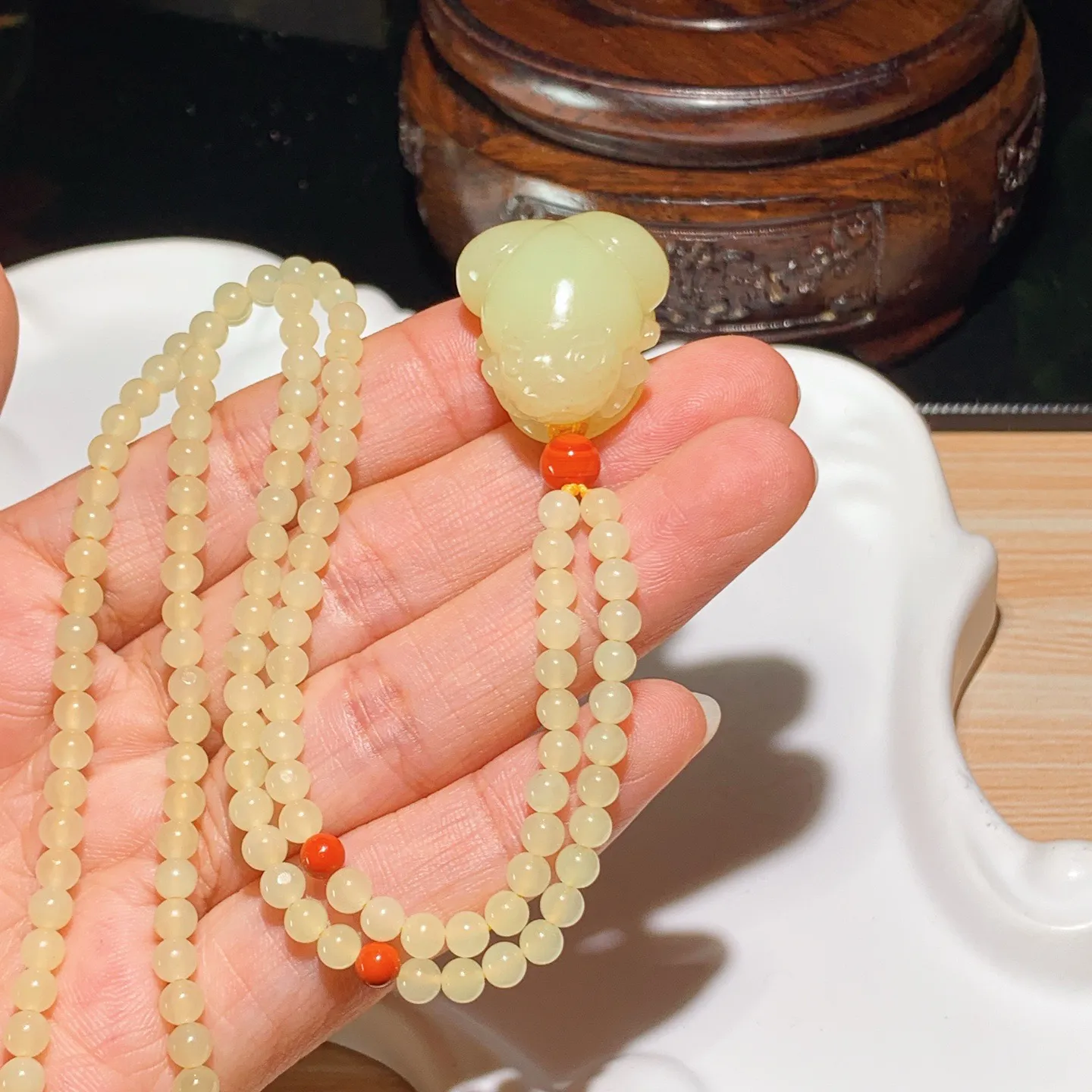 新疆和田玉若羌黄口料呱呱来财挂件。尺寸25/21/15重27.5克。玉质细腻油润。手推出油。佩戴高端典雅。lt251031