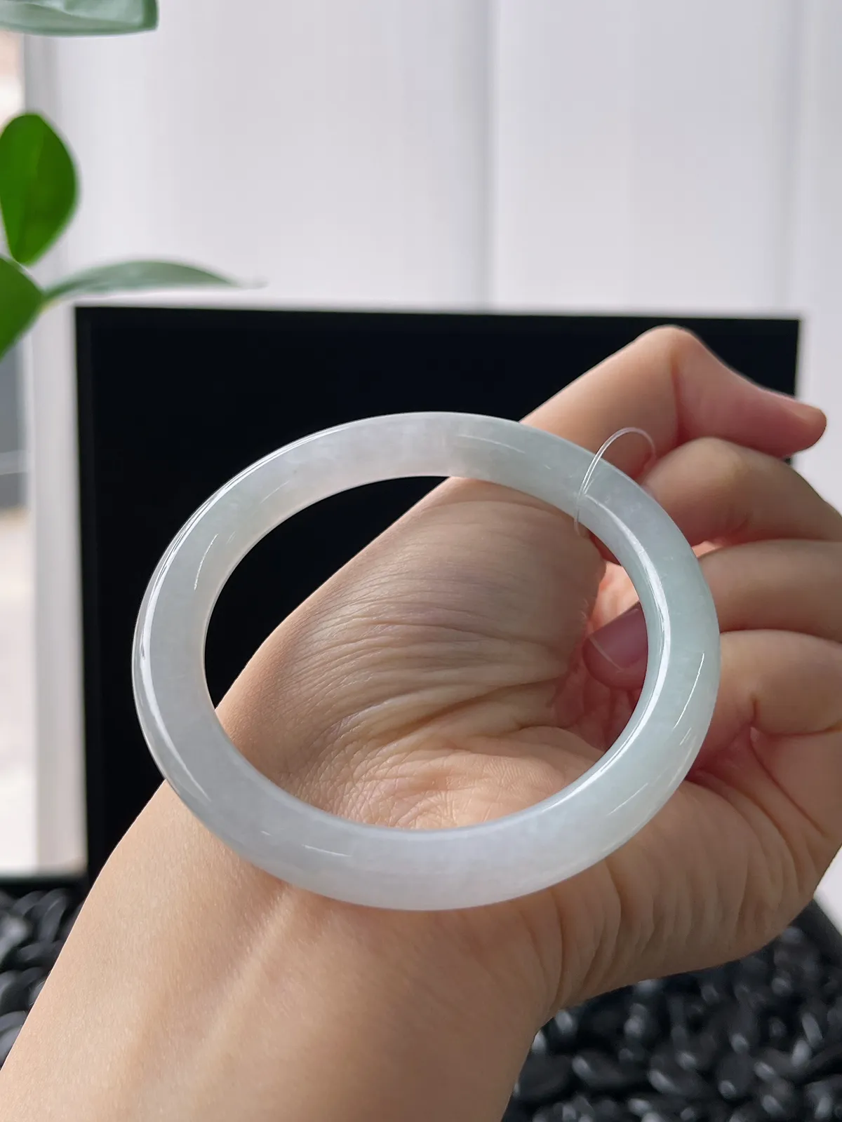 圆镯52.8圈口，翡翠冰糯种淡绿色手镯