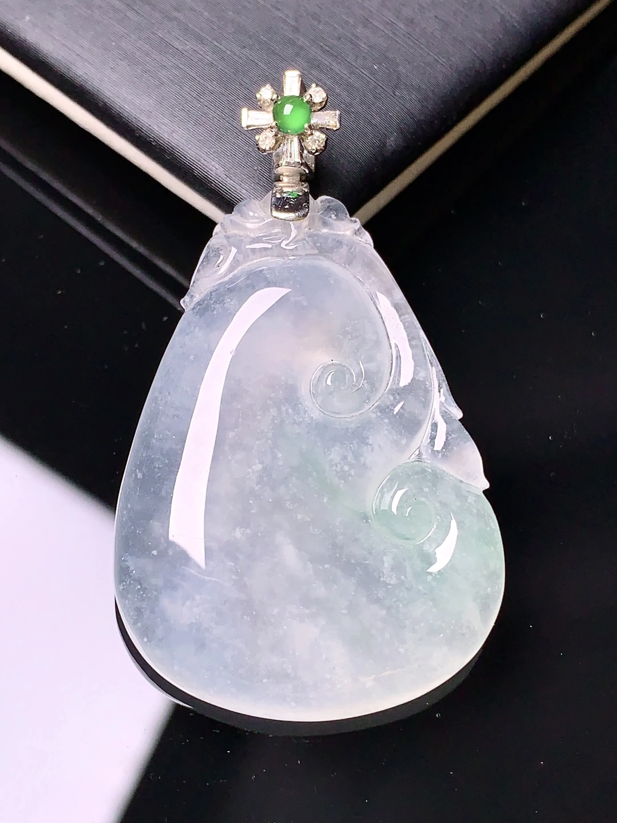 18k金钻镶嵌冰种飘绿如意吊坠 玉质细腻 色泽清新艳丽 整体尺寸42.5*25.2*5.5